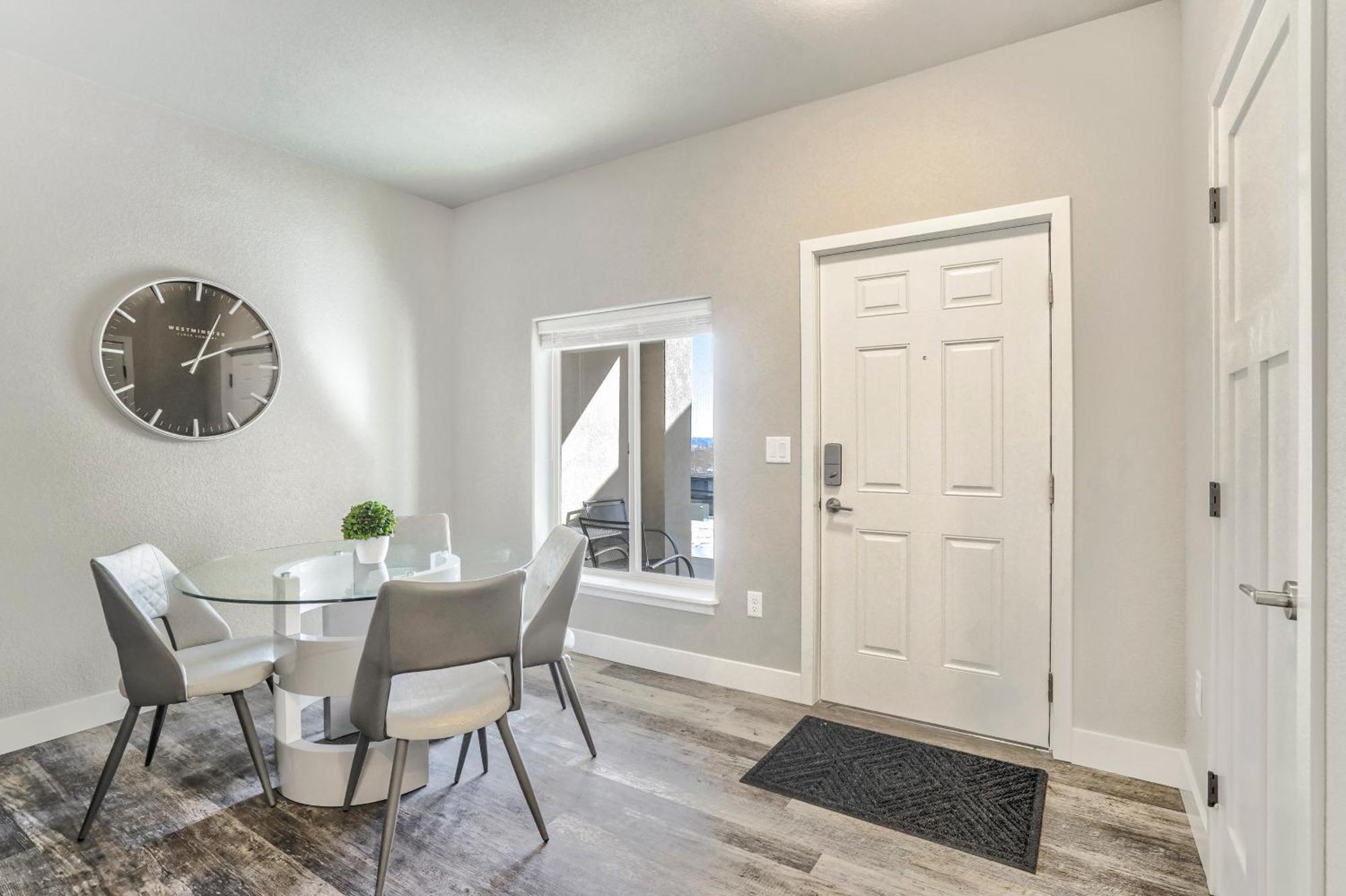 Holiday home New Downstairs Condo-mins To Downtown-pet Friendly