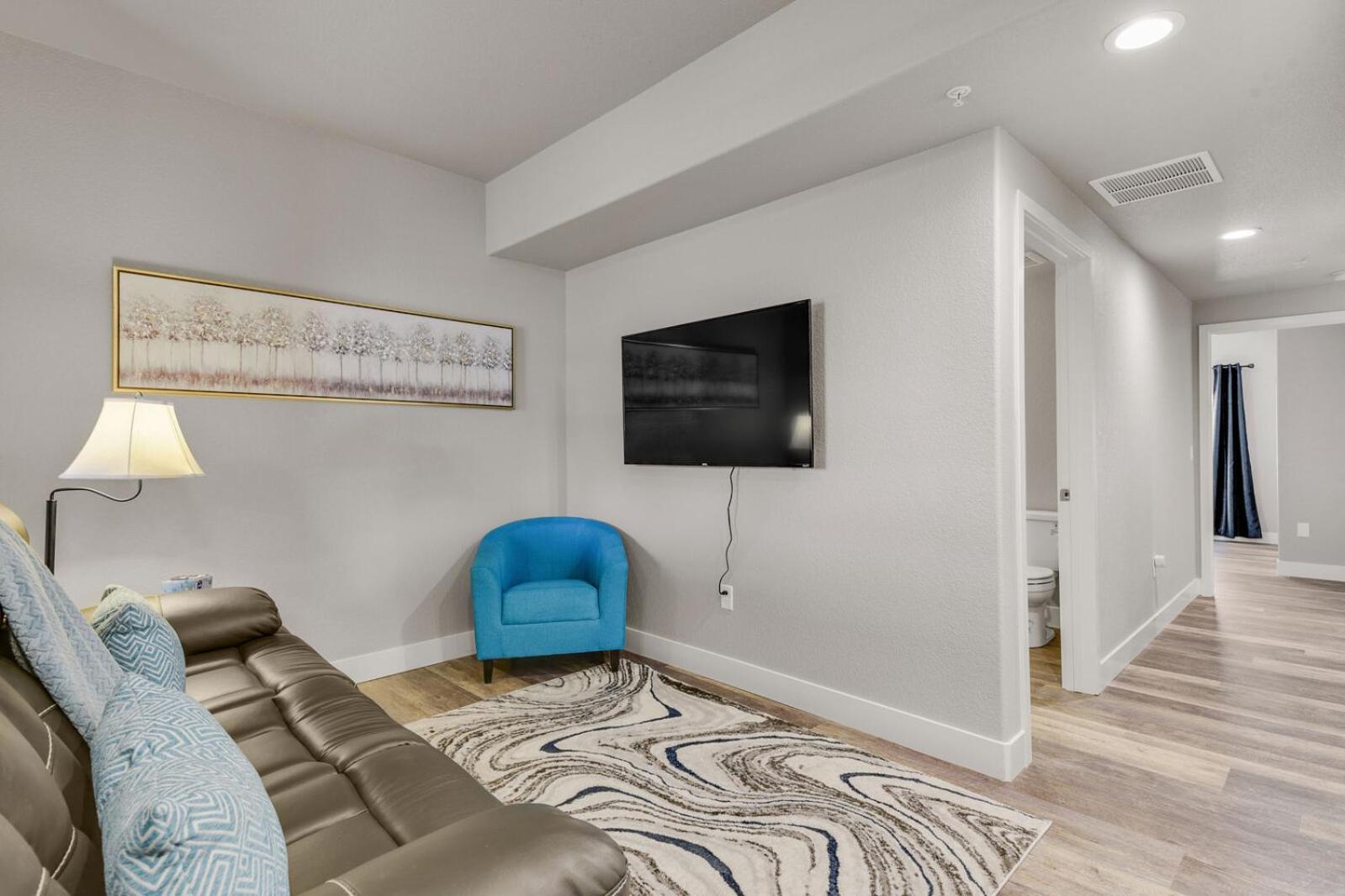 New Lower Condo-mins To Downtown-pet Friendly *