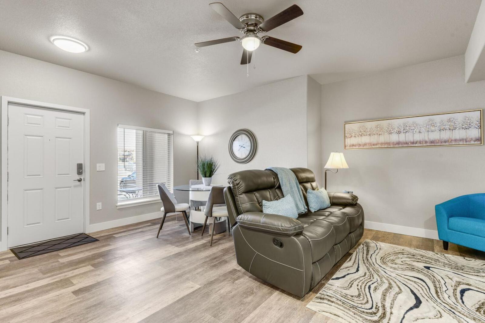 New Lower Condo-mins To Downtown-pet Friendly Holiday home *