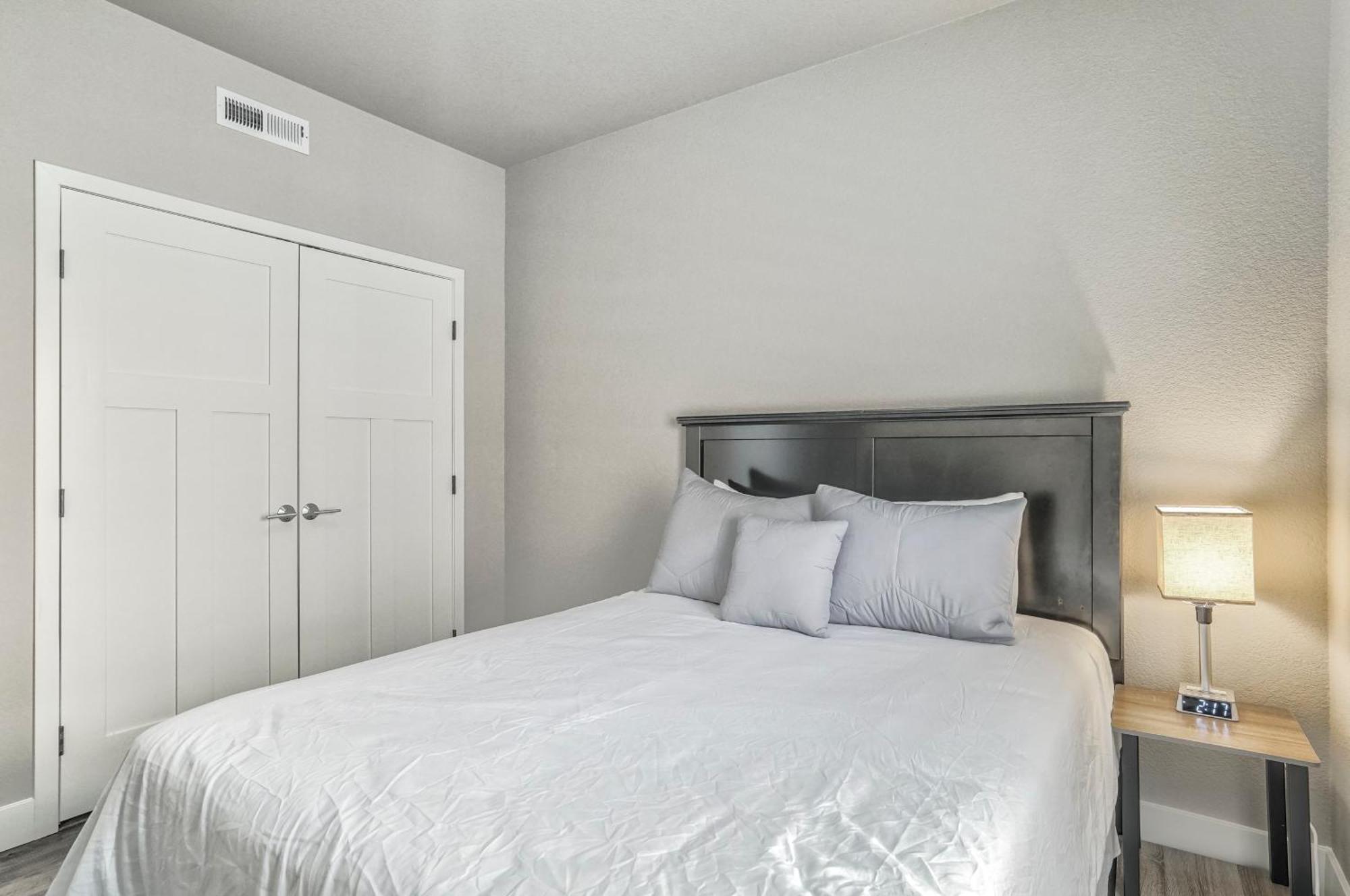Holiday home New Lower Condo-mins To Downtown-pet Friendly *