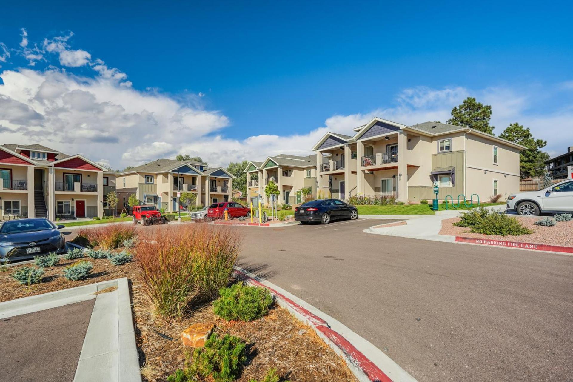 New Downstairs Condo-mins To Downtown-pet Friendly *