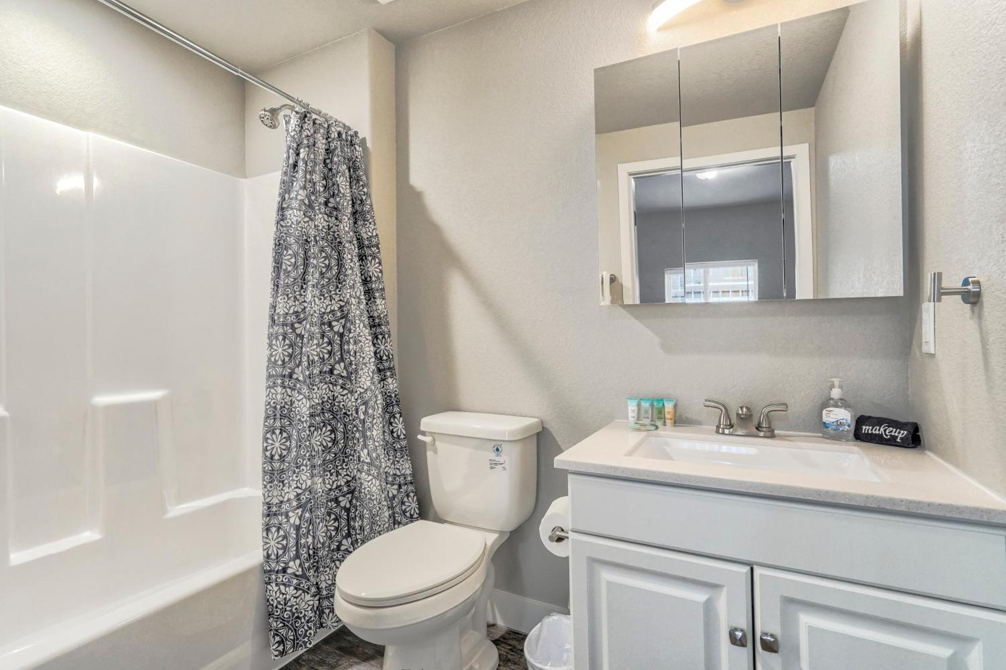 New Lower Condo-mins To Downtown-pet Friendly
