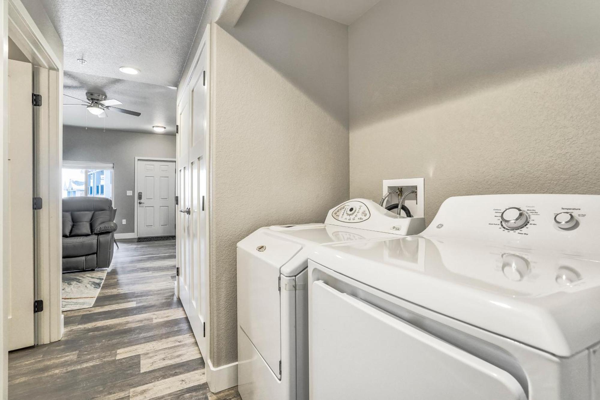 Holiday home New Lower Condo-mins To Downtown-pet Friendly *