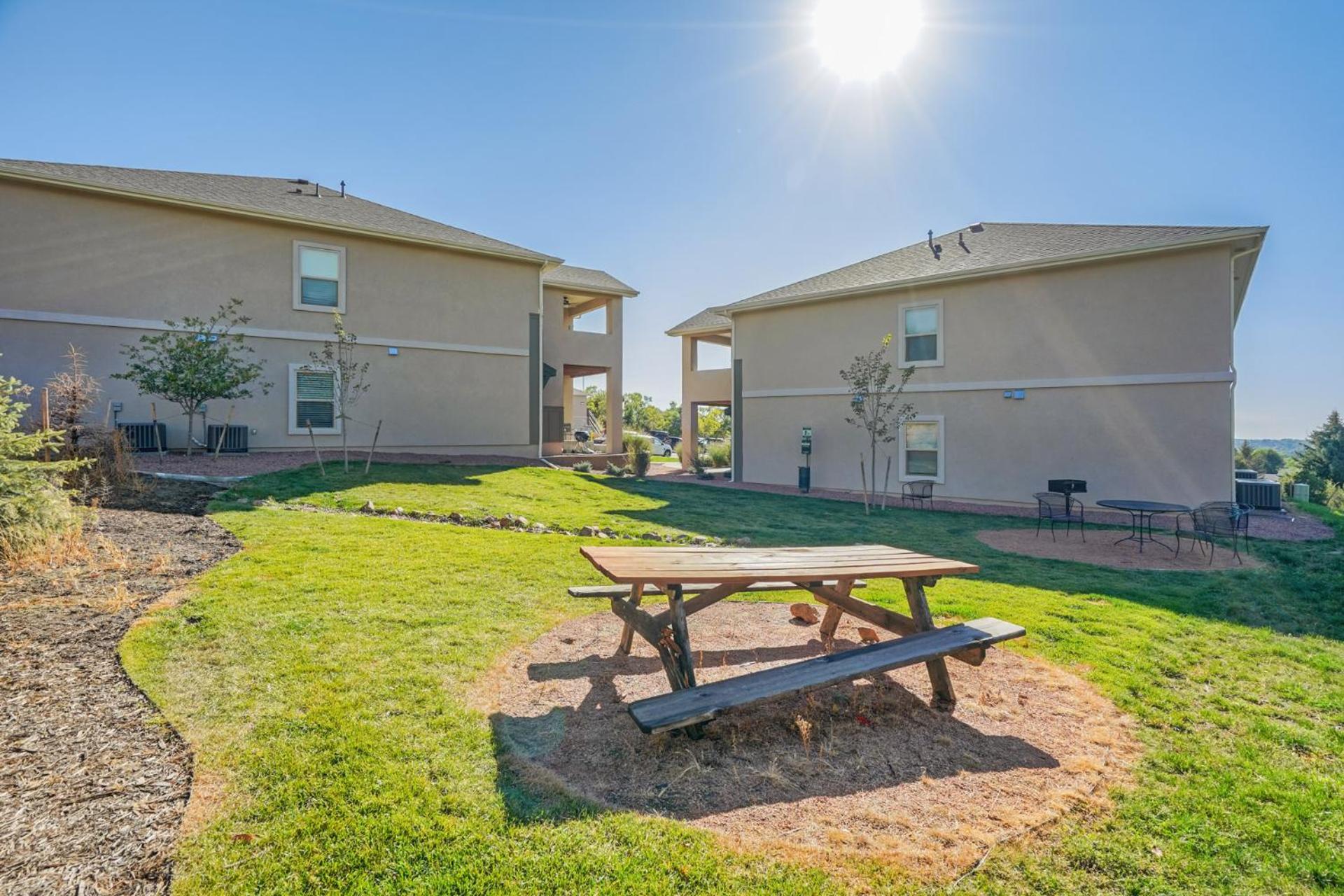New Downstairs Condo-mins To Downtown-pet Friendly Holiday home Colorado Springs