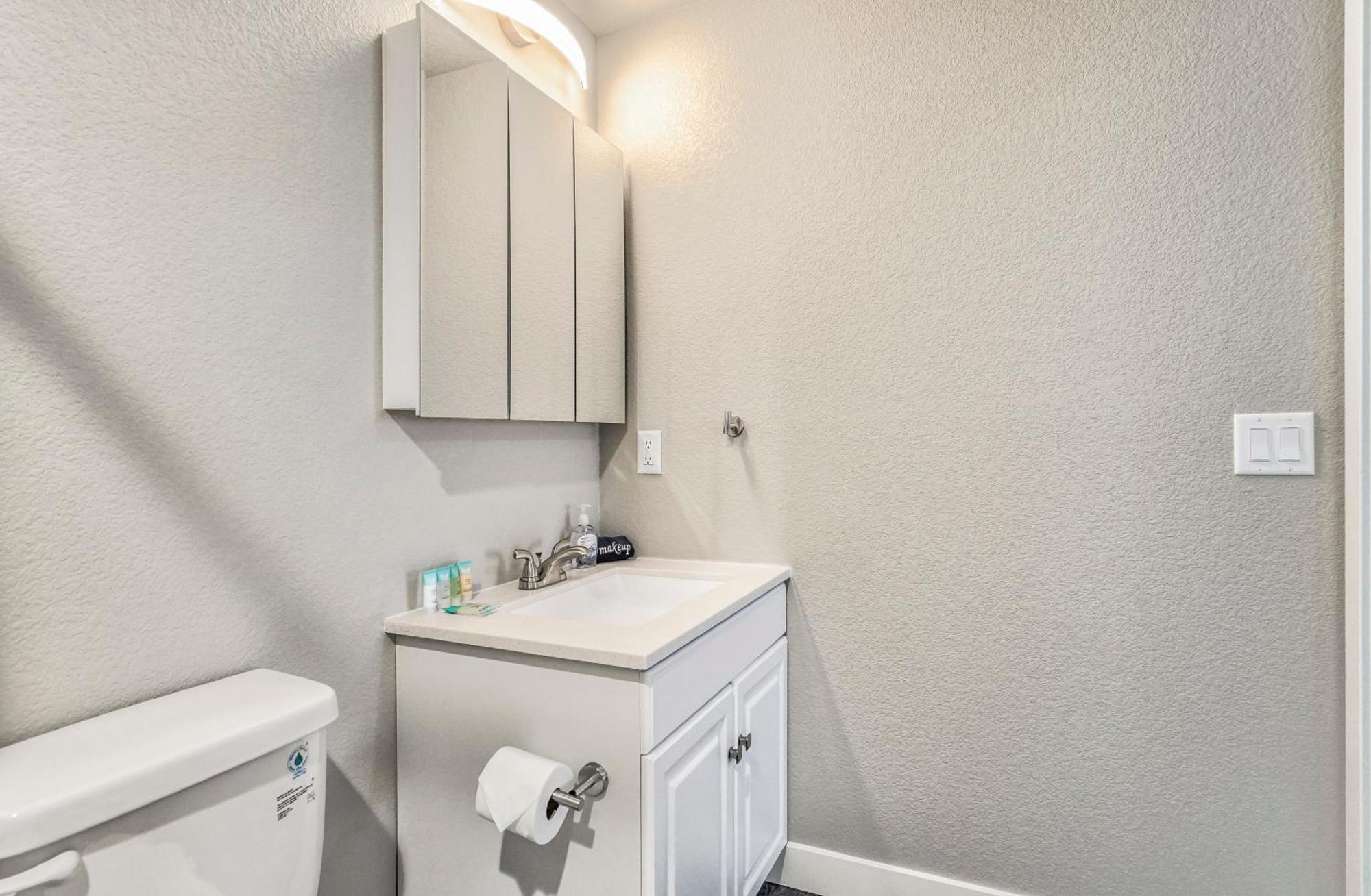 New Lower Condo-mins To Downtown-pet Friendly Colorado Springs