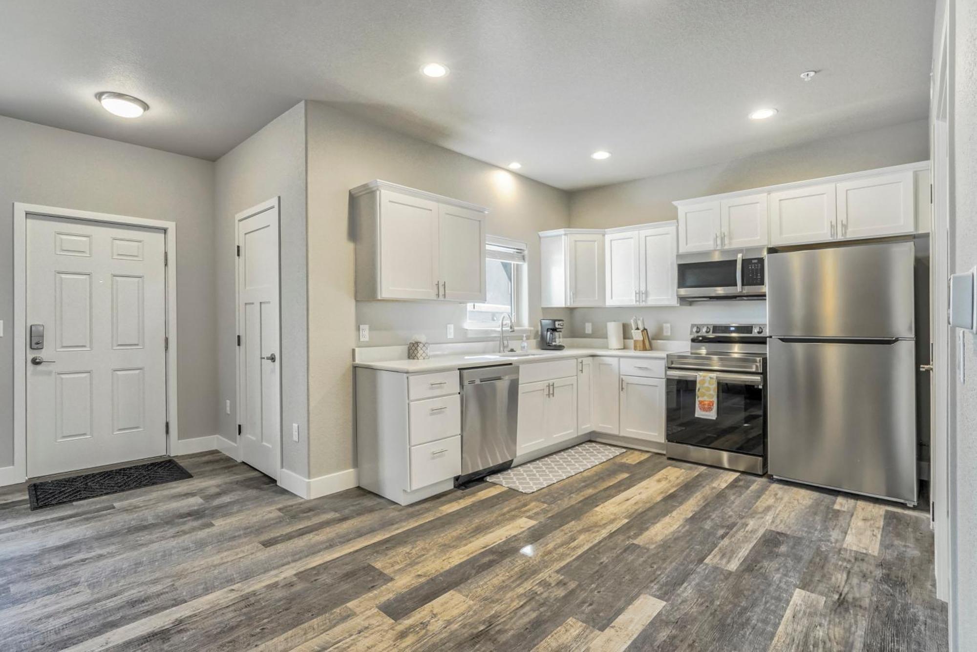 Holiday home New Lower Condo-mins To Downtown-pet Friendly