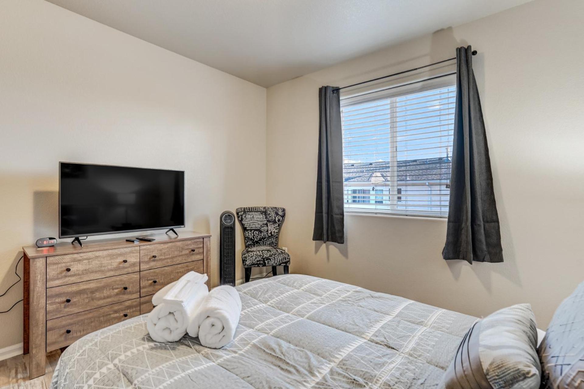 Painted Sky Corporate Oasis-mountain View-king Bed