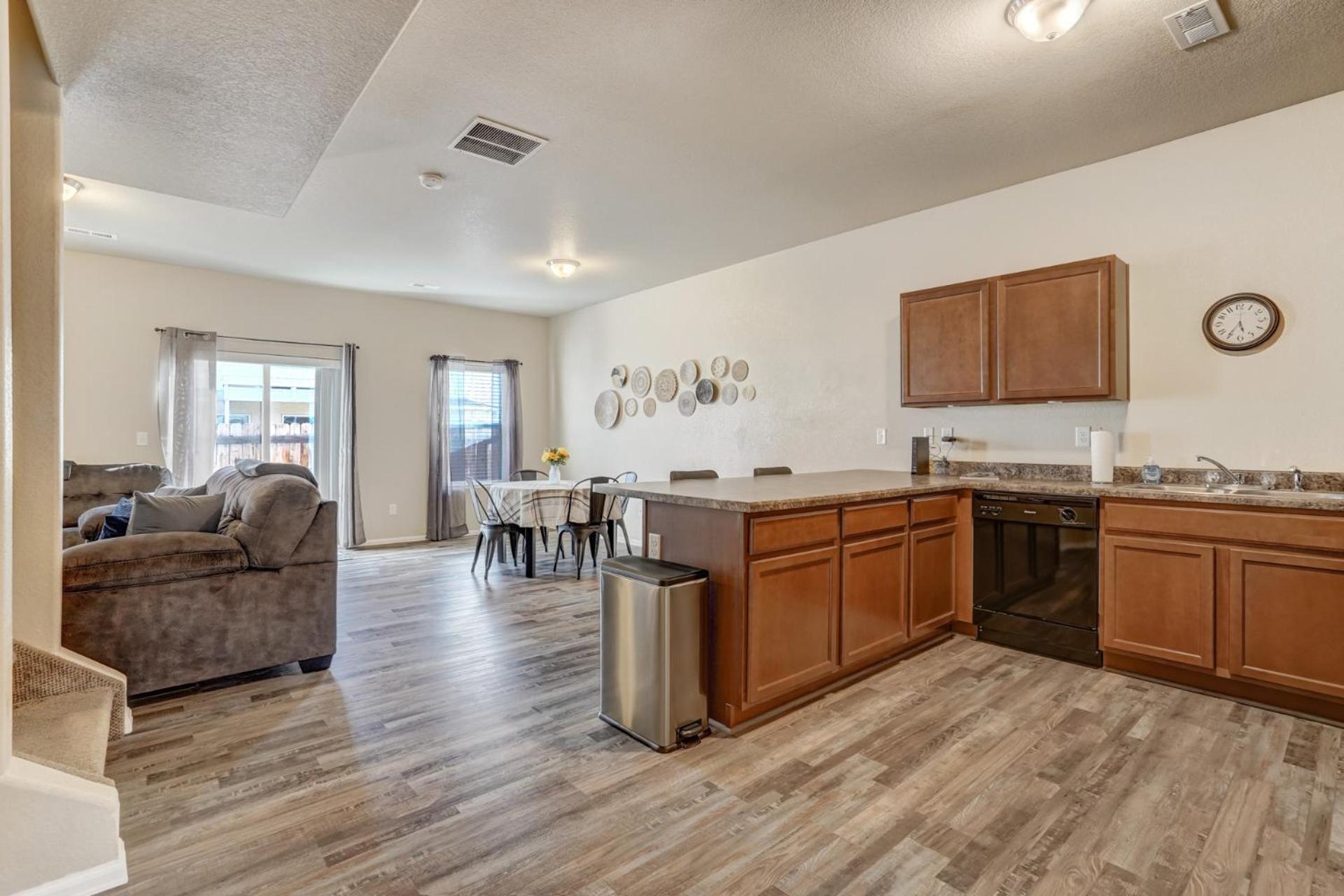 Painted Sky Corporate Oasis-mountain View-king Bed *