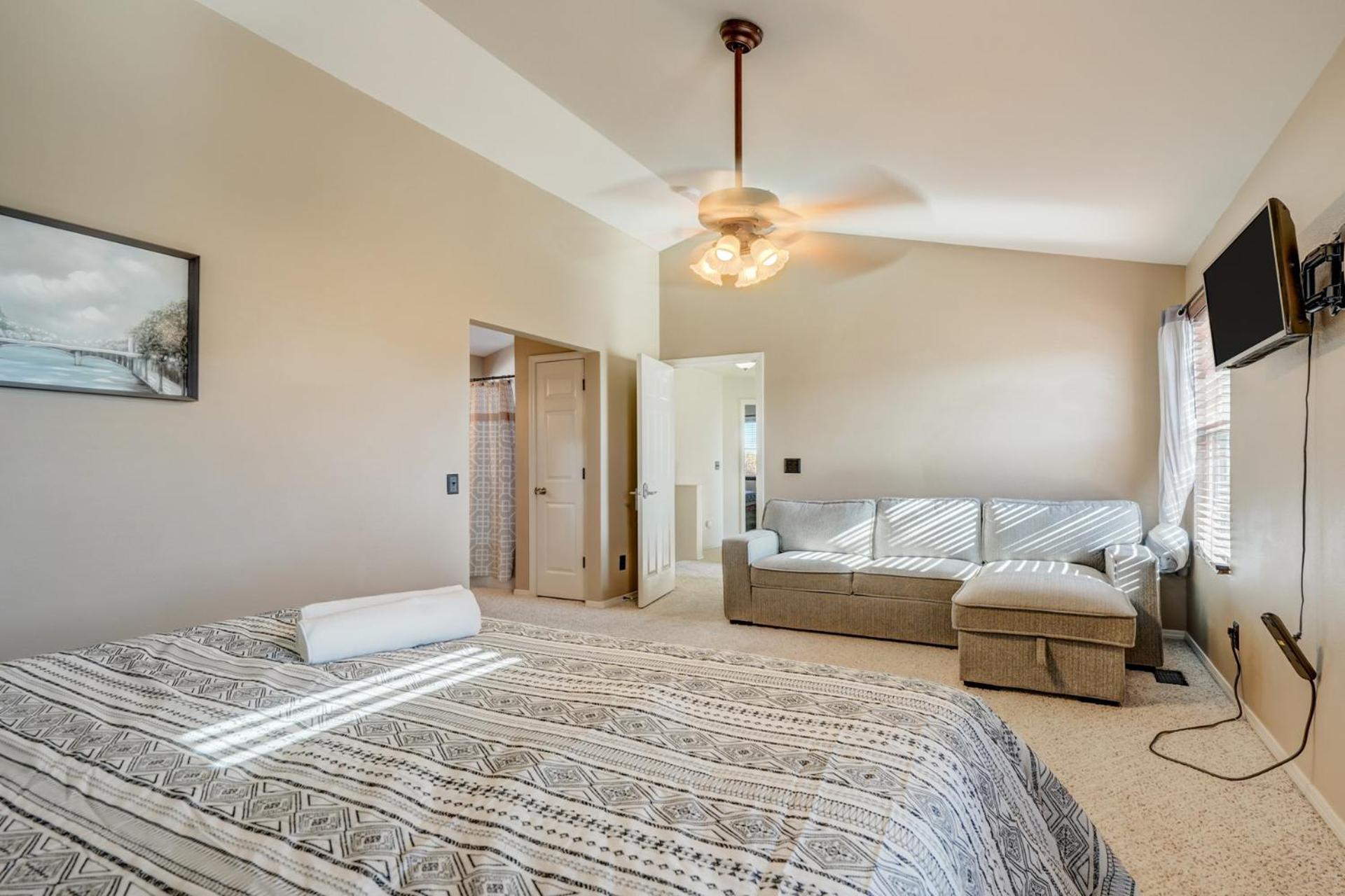 Springs Comforts - Pets Ok - Ping Pong - By Nestago Holiday home Colorado Springs