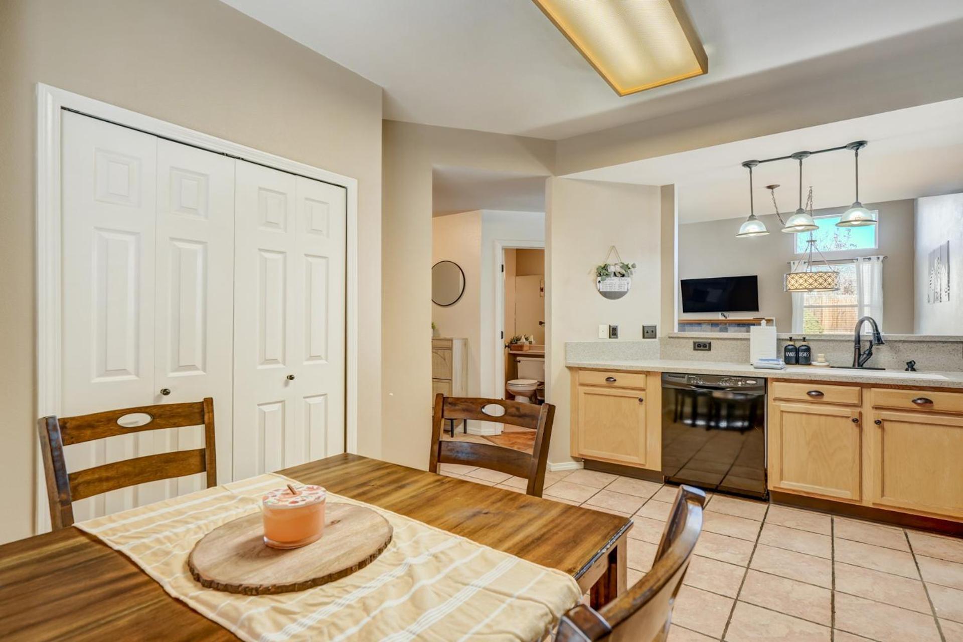 Springs Comforts - Pets Ok - Ping Pong - By Nestago Colorado Springs