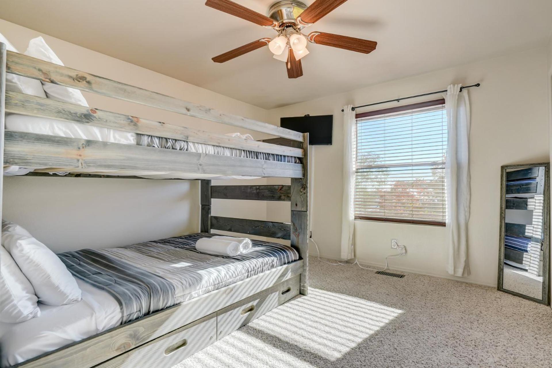 Springs Comforts - Pets Ok - Ping Pong - By Nestago Holiday home Colorado Springs