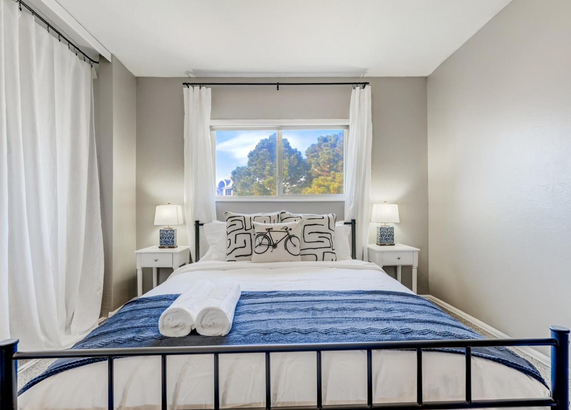 Mid-stay - Mountain View - Pets Ok - By Nestago