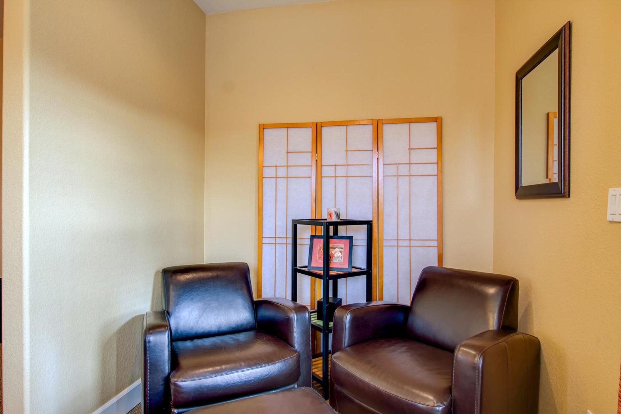 Fully Furnished Downtown - Pet Friendly! * Colorado Springs
