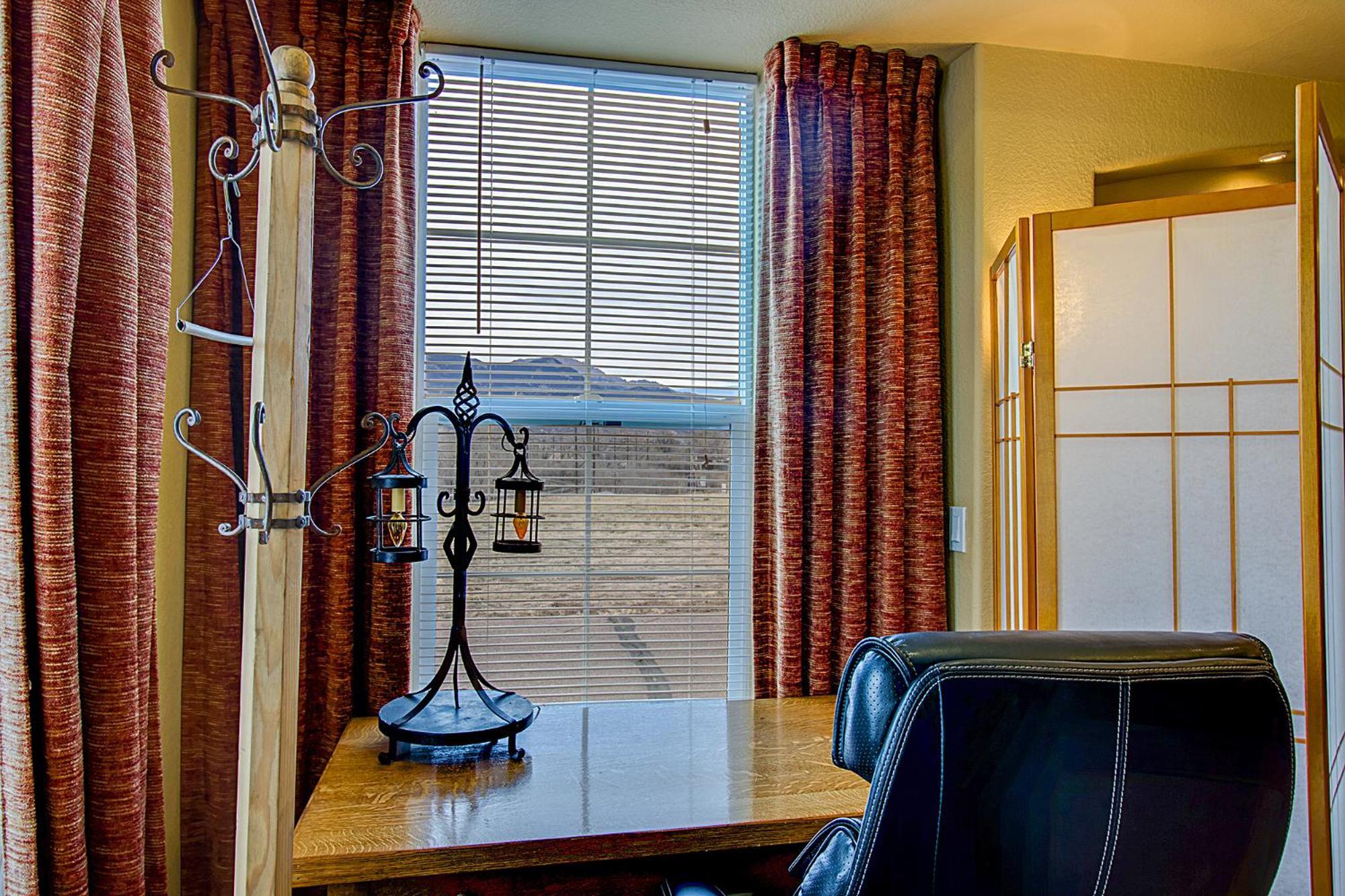 Fully Furnished Downtown - Pet Friendly!