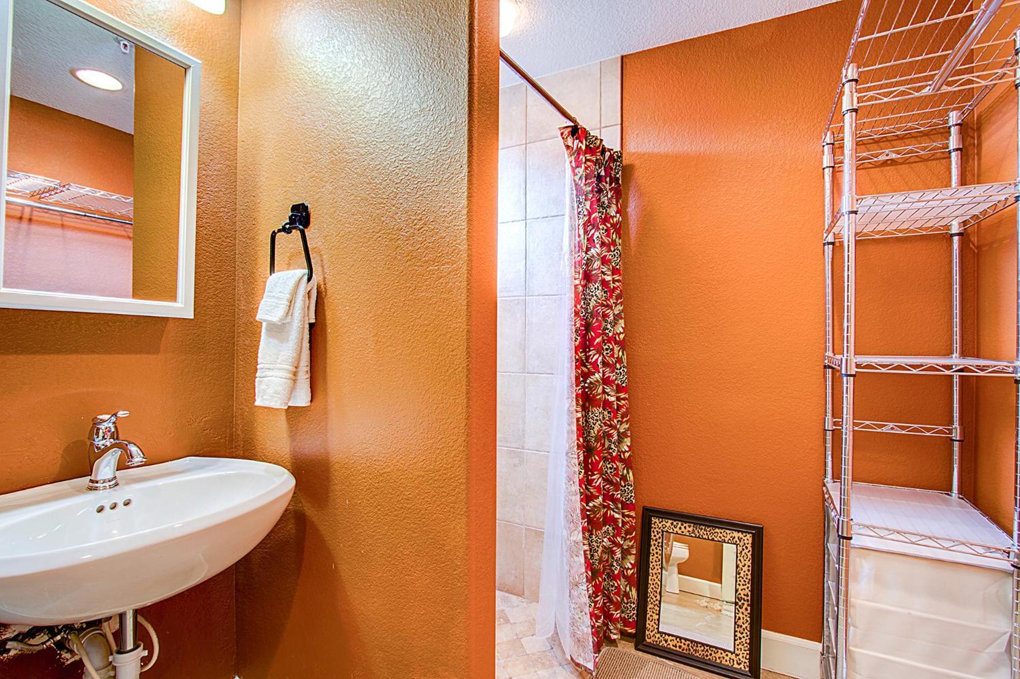 Fully Furnished Downtown - Pet Friendly! Holiday home *