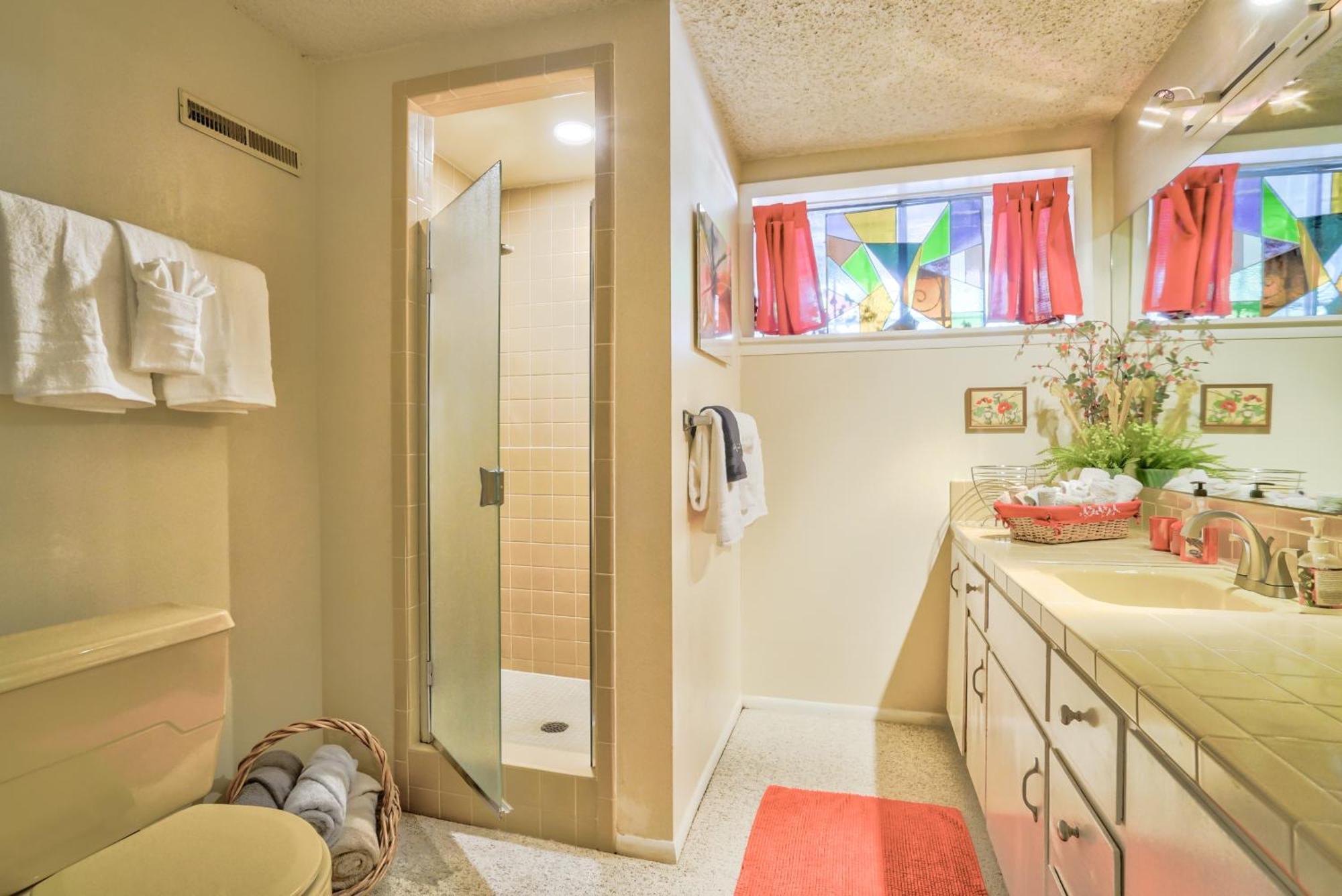Cozy Ground Floor - Pet Friendly - Work Space Apartment Colorado Springs