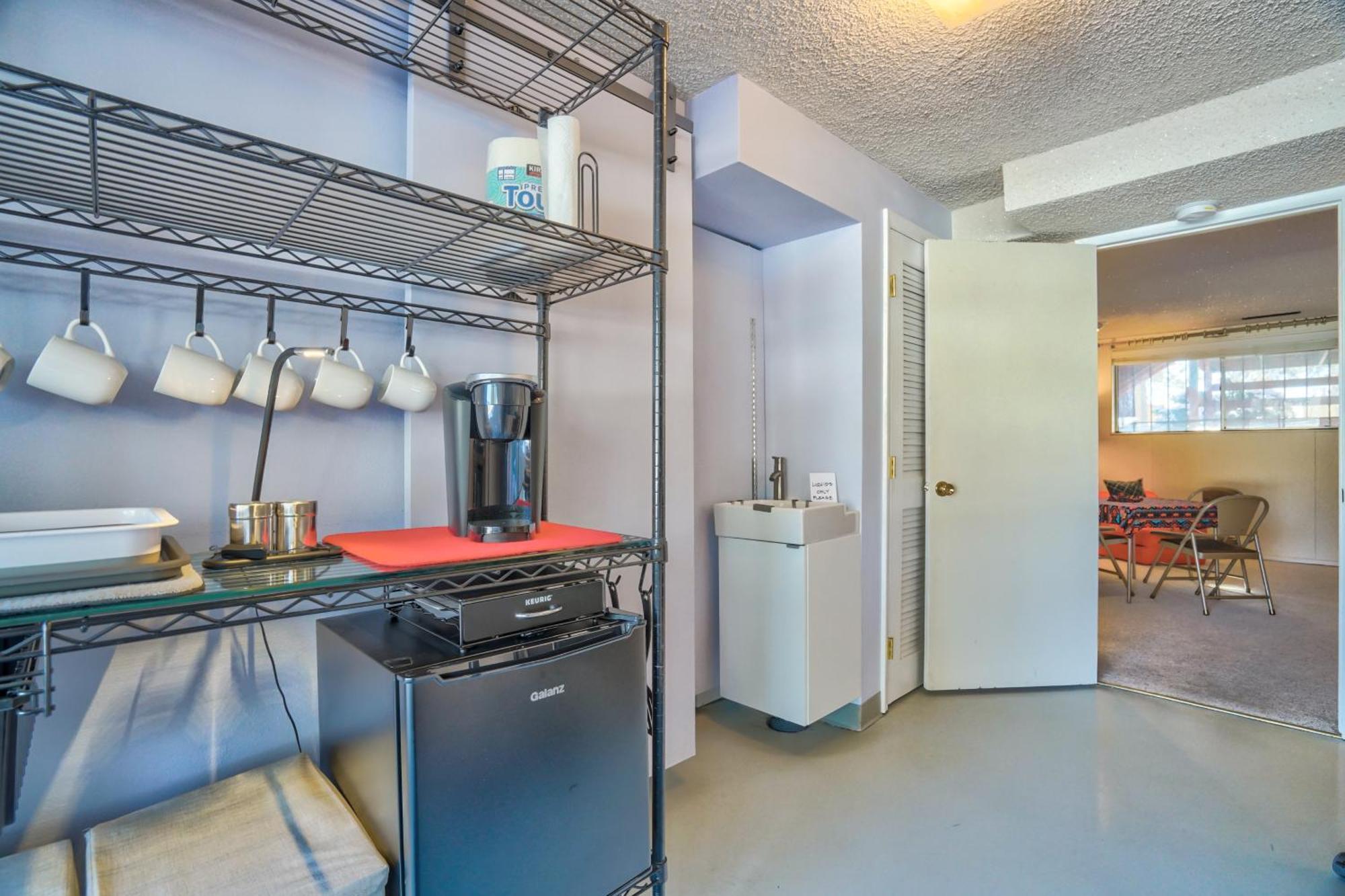 Cozy Ground Floor - Pet Friendly - Work Space Apartment