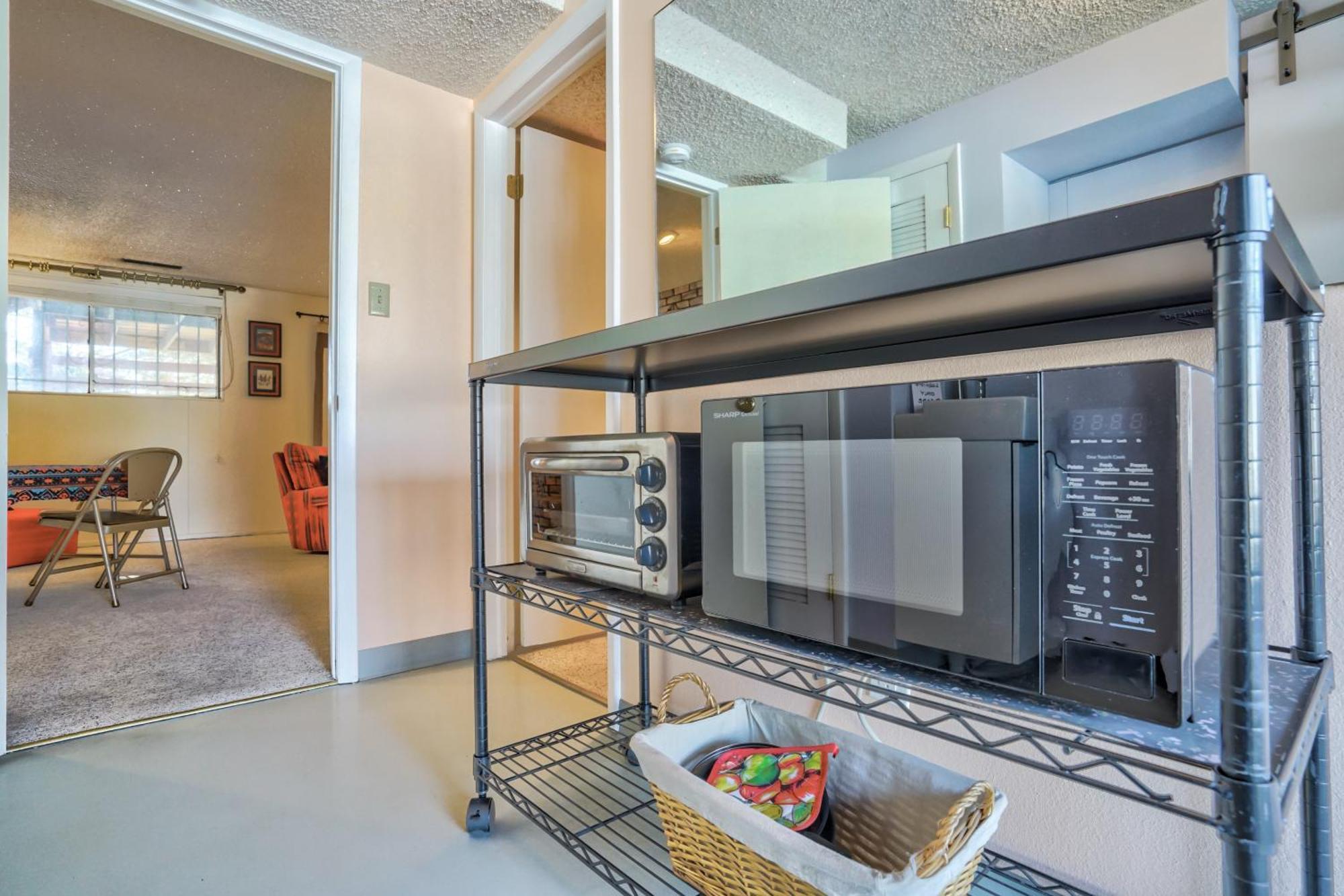 Cozy Ground Floor - Pet Friendly - Work Space * Colorado Springs