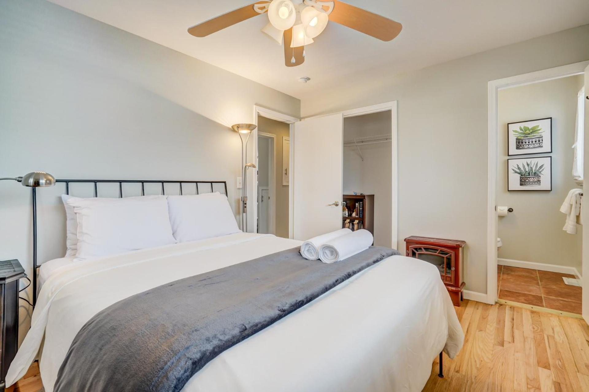 Cosmic Comfort - Pet Friendly - Fenced Yard Holiday home