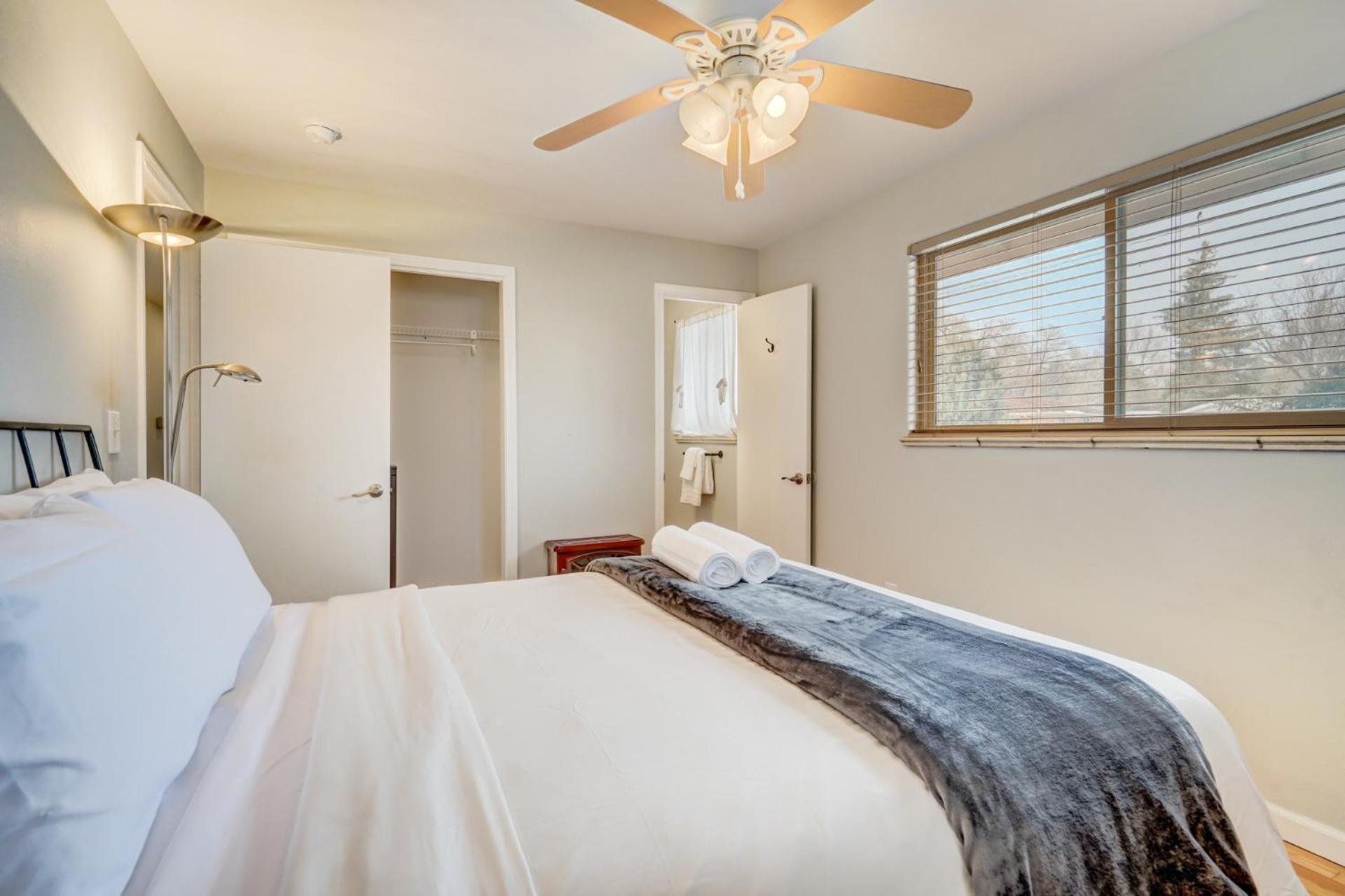 Cosmic Comfort - Pet Friendly - Fenced Yard Colorado Springs