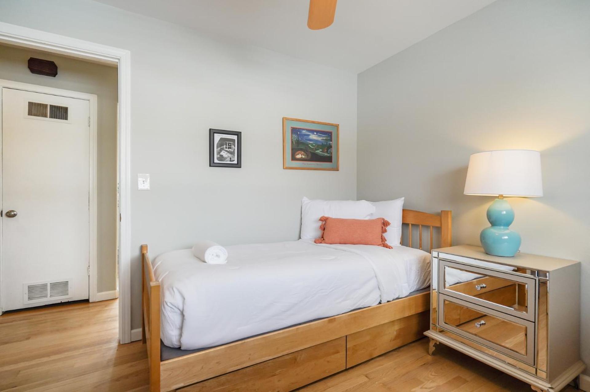 Cosmic Comfort - Pet Friendly - Fenced Yard Holiday home *