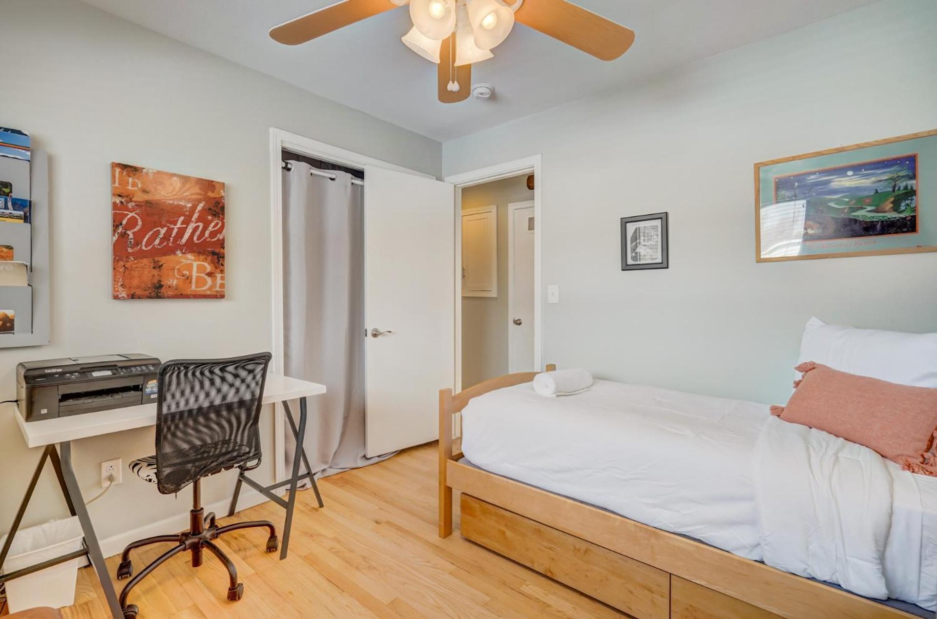 Cosmic Comfort - Pet Friendly - Fenced Yard Holiday home
