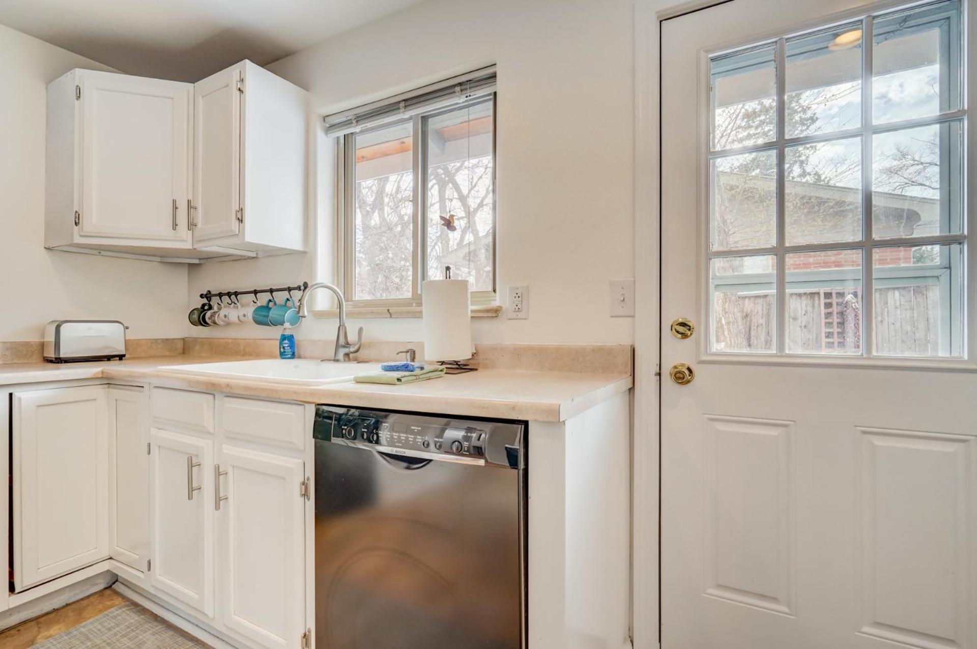 Cosmic Comfort - Pet Friendly - Fenced Yard