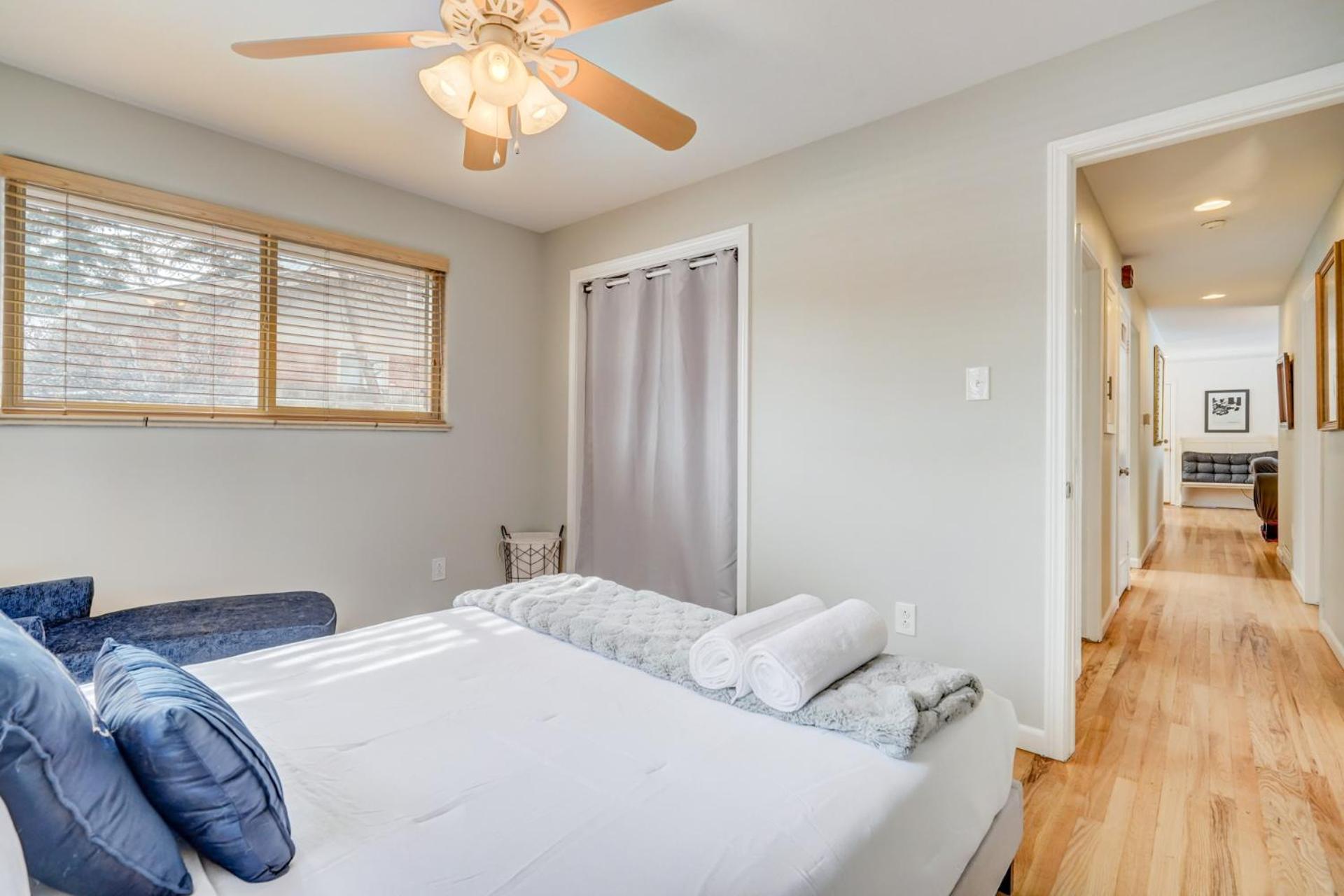 Cosmic Comfort - Pet Friendly - Fenced Yard Holiday home Colorado Springs