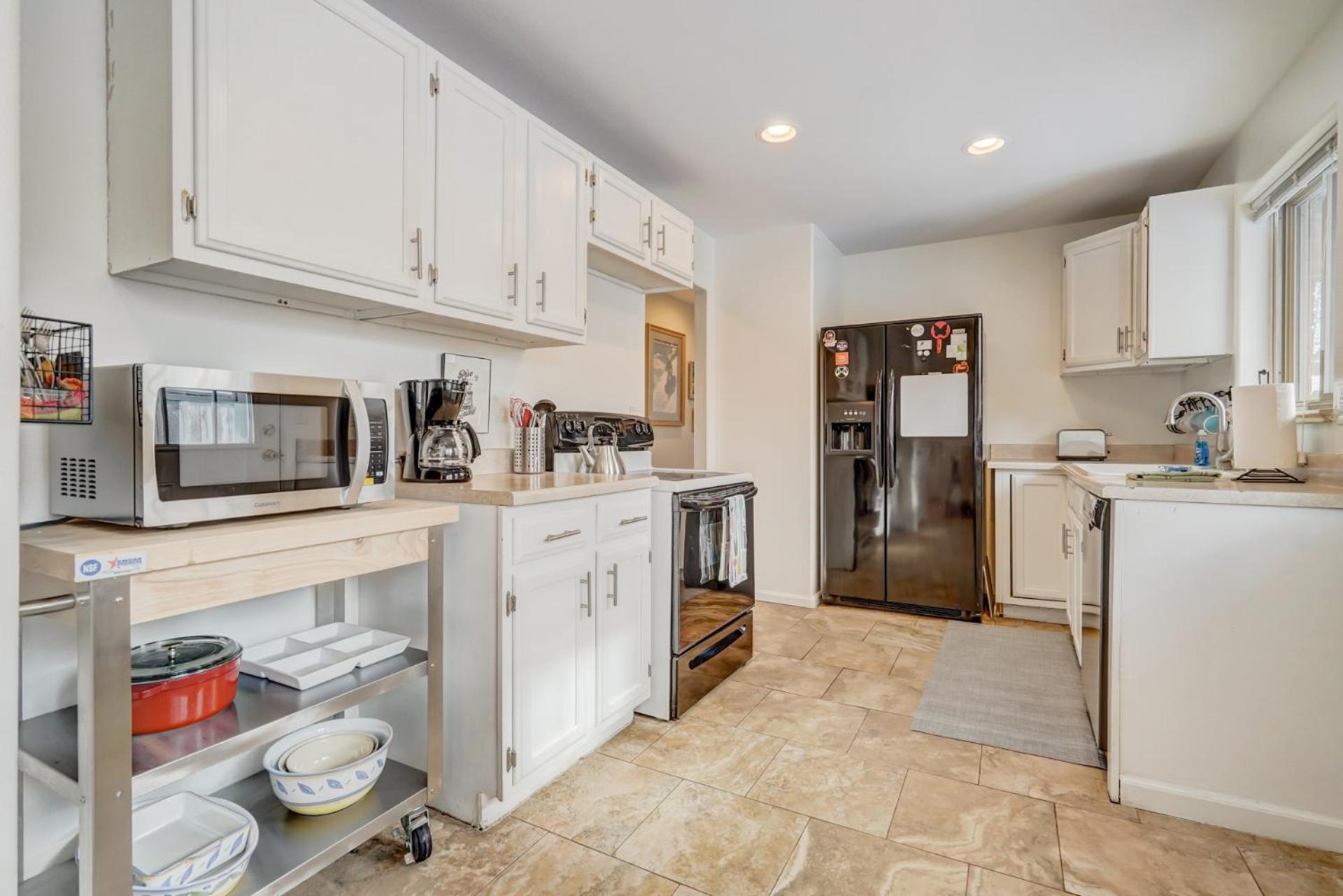 Cosmic Comfort - Pet Friendly - Fenced Yard