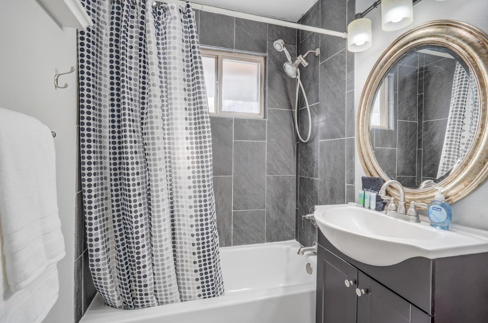 Holiday home Cosmic Comfort - Pet Friendly - Fenced Yard *