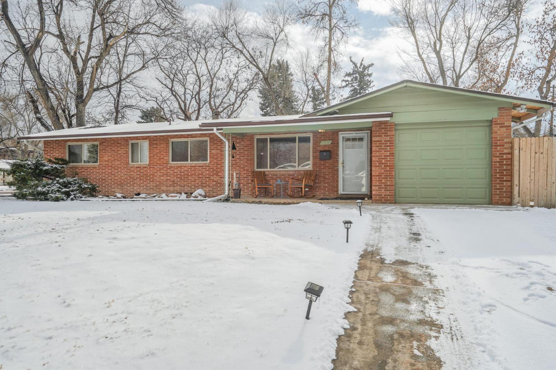 Cosmic Comfort - Pet Friendly - Fenced Yard *