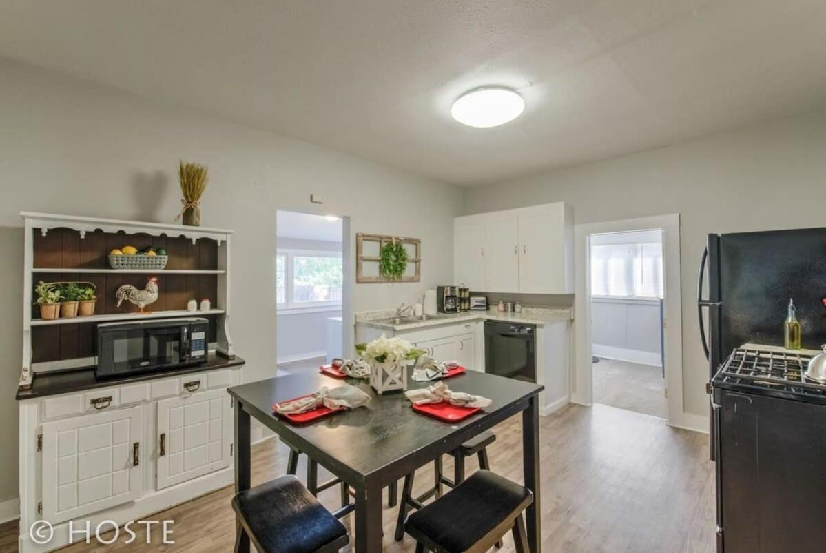*h New!* Centrally Located 3bdrm Traveler's Near Downtown * Colorado Springs