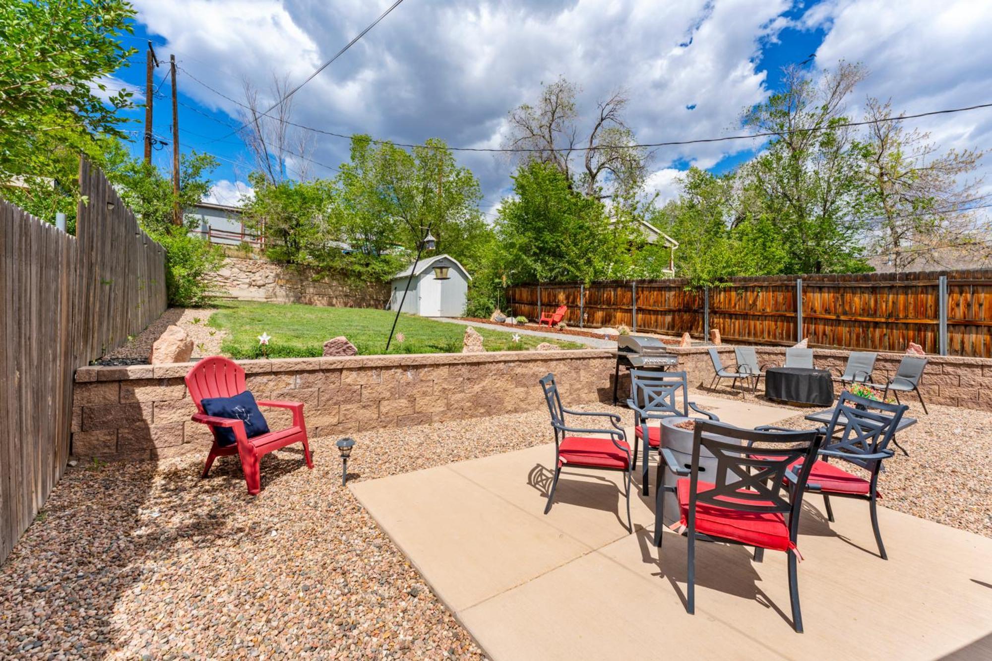 3 Bedroom *downtown* With Firepit Colorado Springs