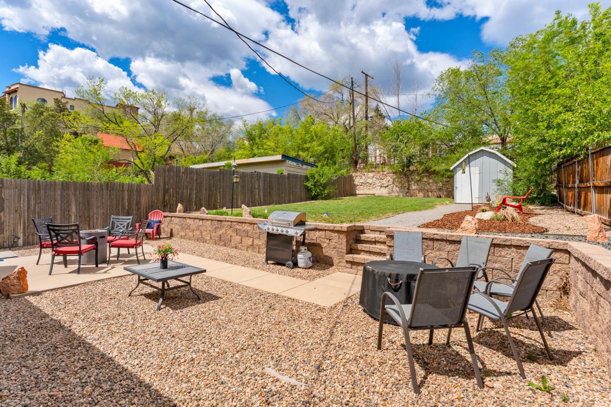 3 Bedroom *downtown* With Firepit