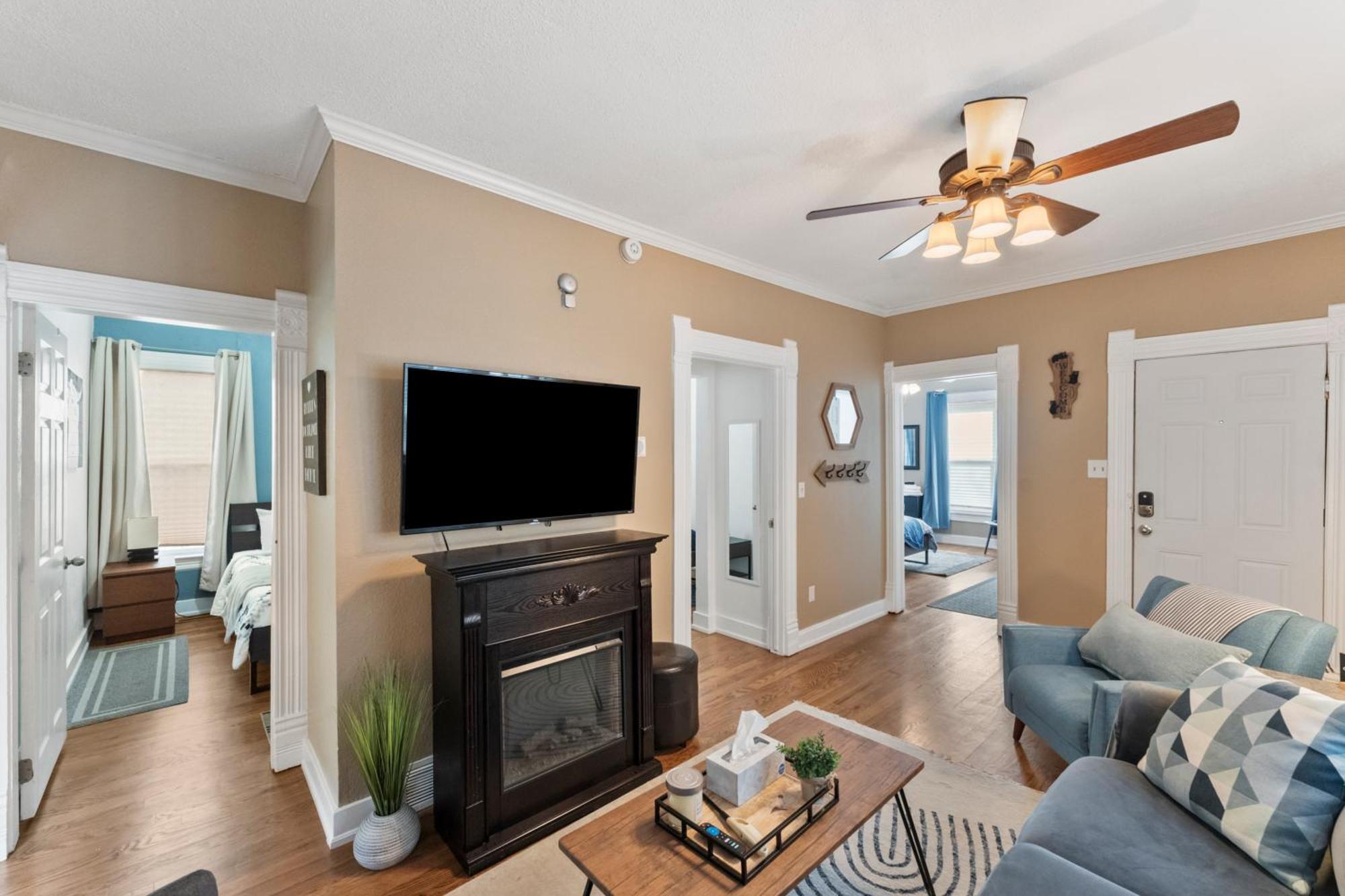 3 Bedroom *downtown* With Firepit Holiday home