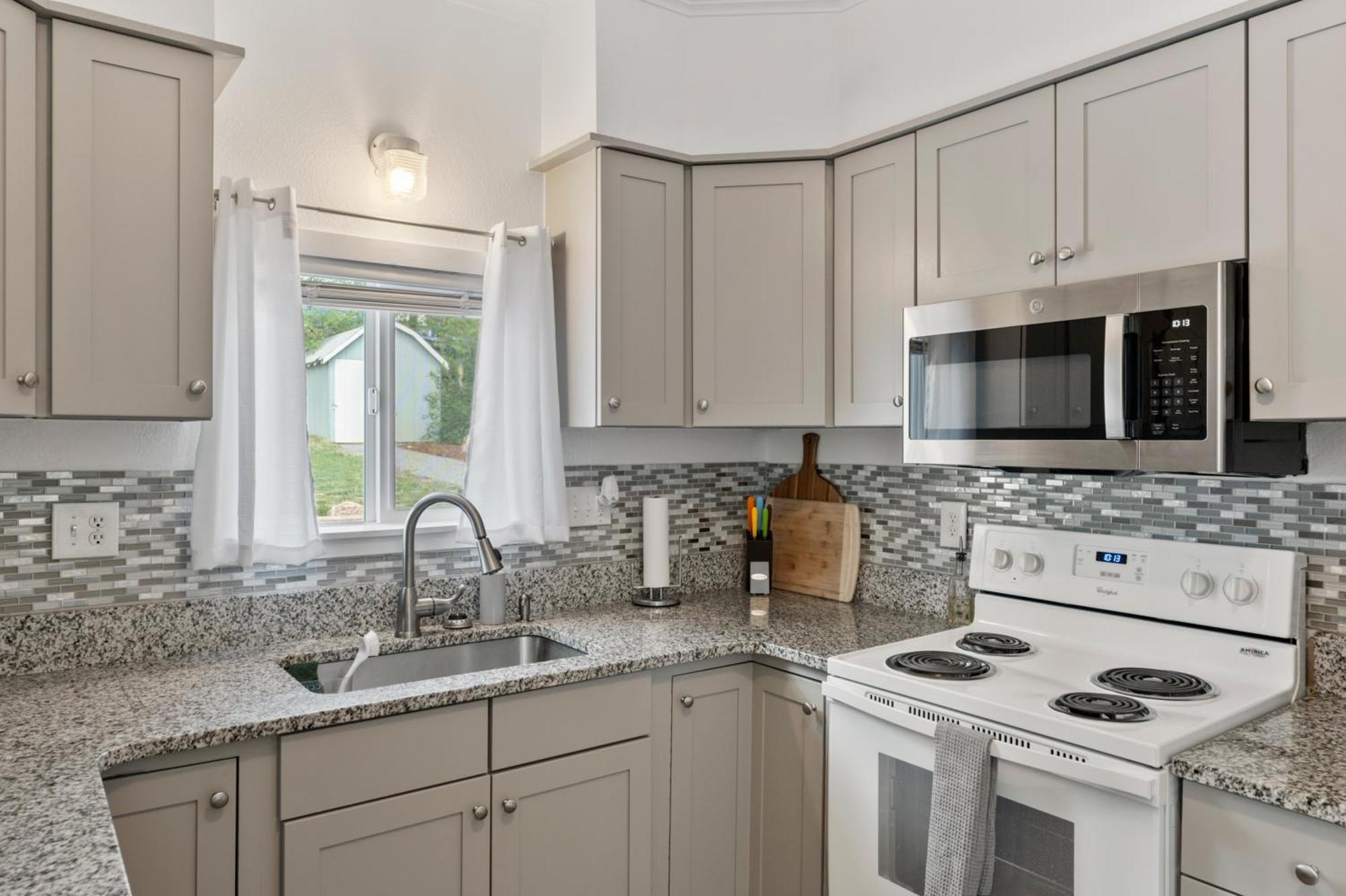 3 Bedroom *downtown* With Firepit * Colorado Springs
