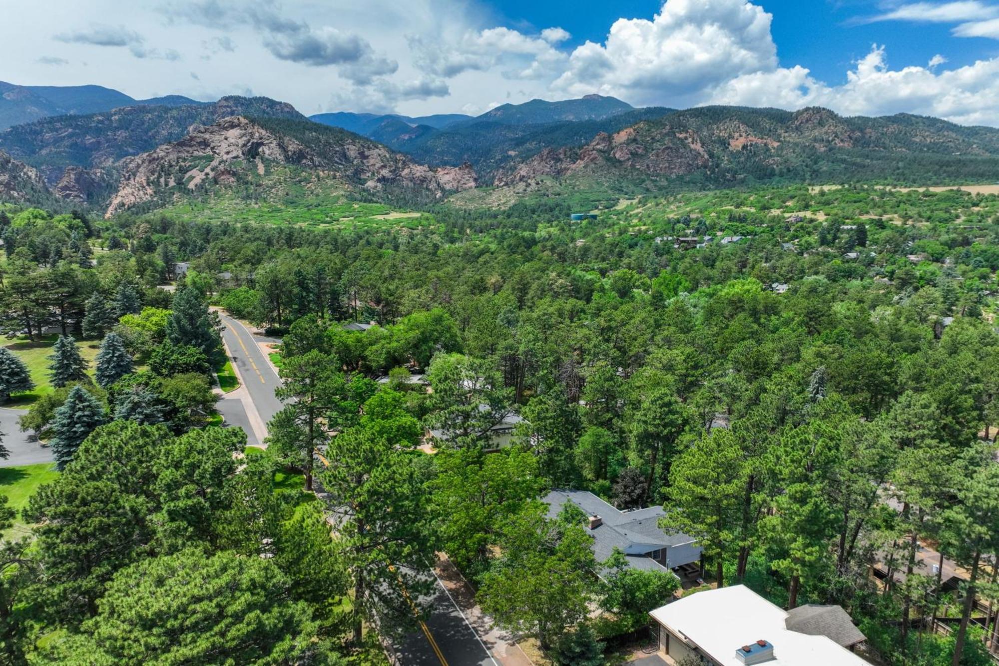 Canopy Springs Game & Covered Outdoor Oasis Holiday home Colorado Springs