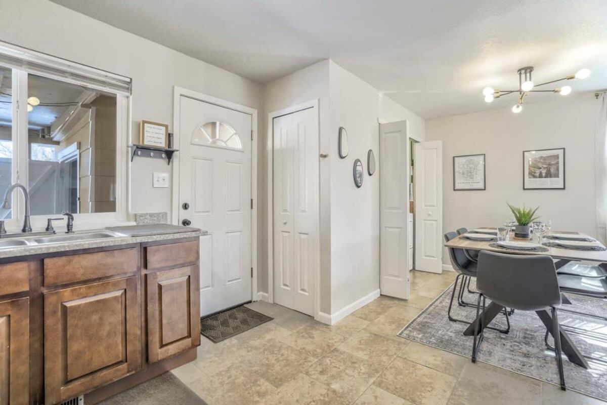 3bd Family Retreat Near Cos Airport & Carson Holiday home *
