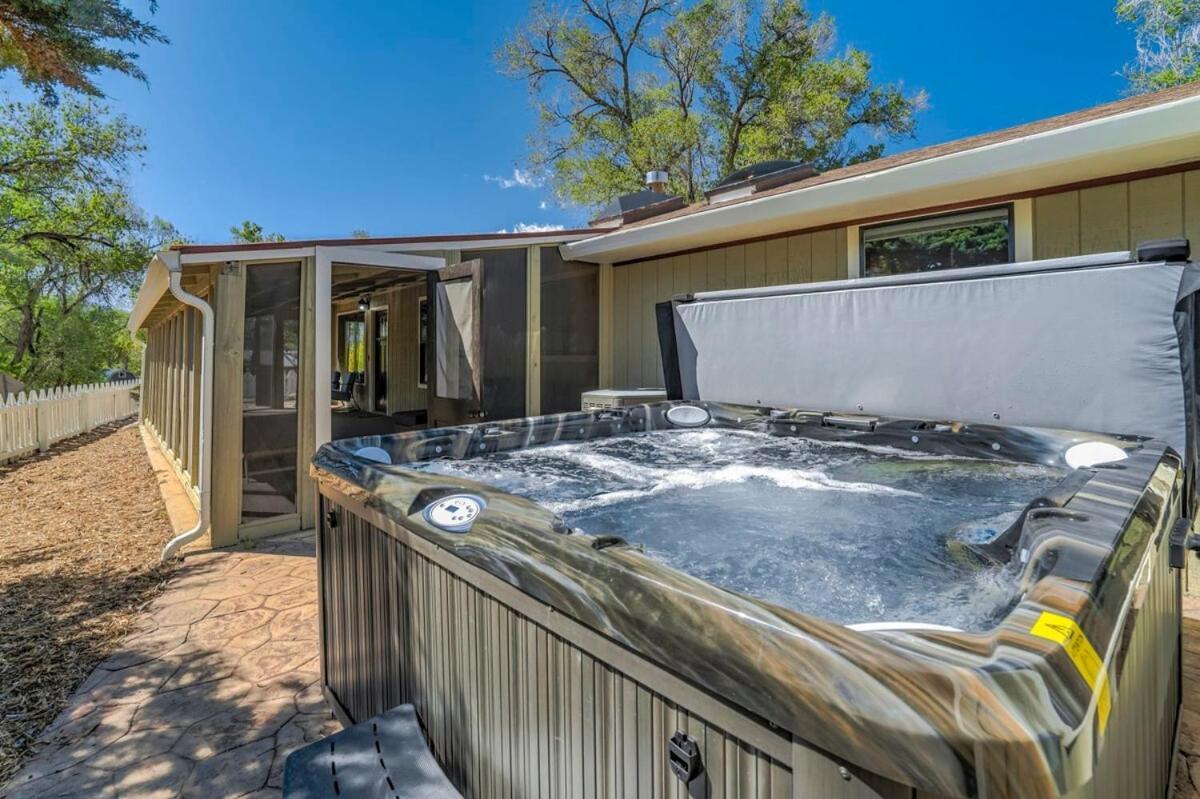 Pinewood Meadow & Scenic Hot Tub & Bbq & Outdoors Holiday home Colorado Springs