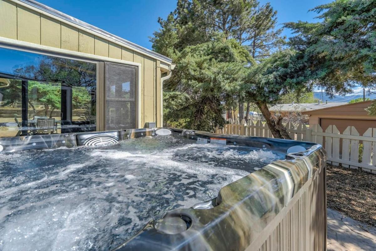 Pinewood Meadow & Scenic Hot Tub & Bbq & Outdoors Holiday home *