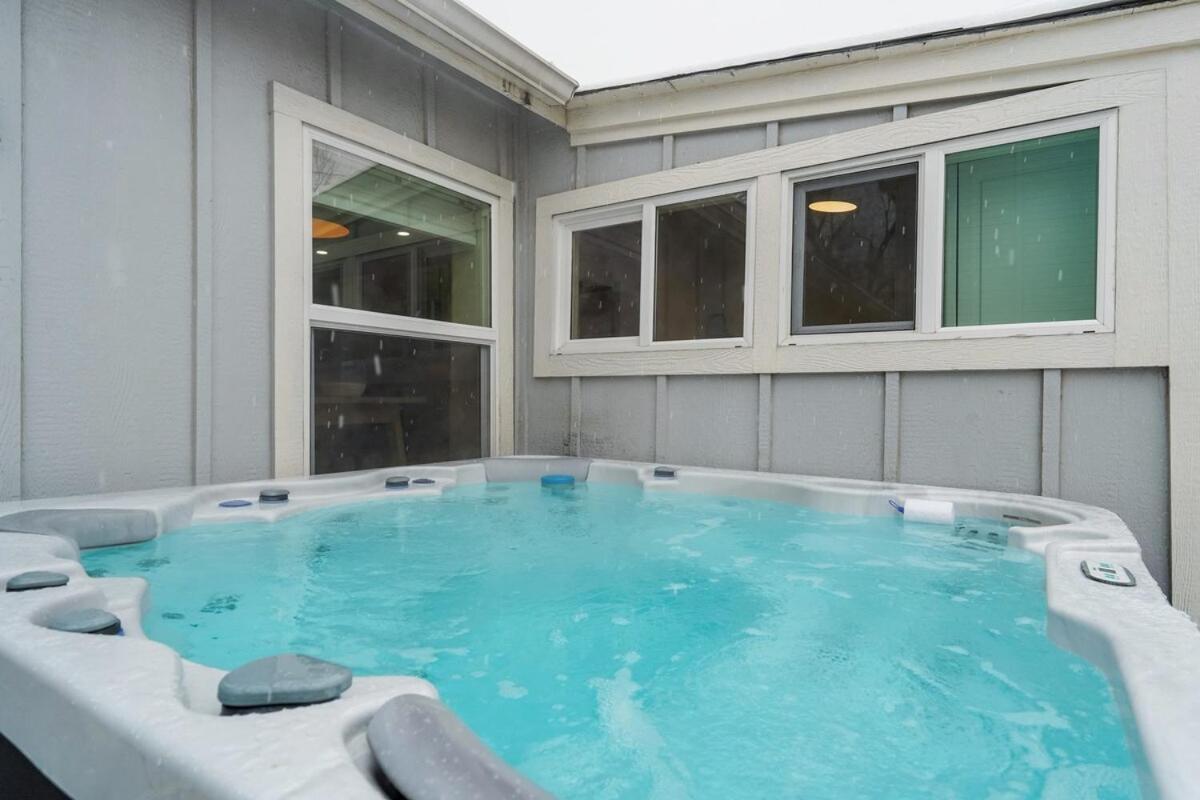 Holiday home Baby Blue Downtown Hot Tub Bbq Fire Pit *