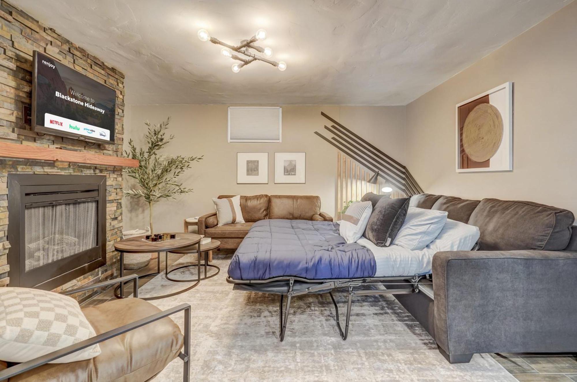 Blackstone Hideaway Downtown Lower-level *