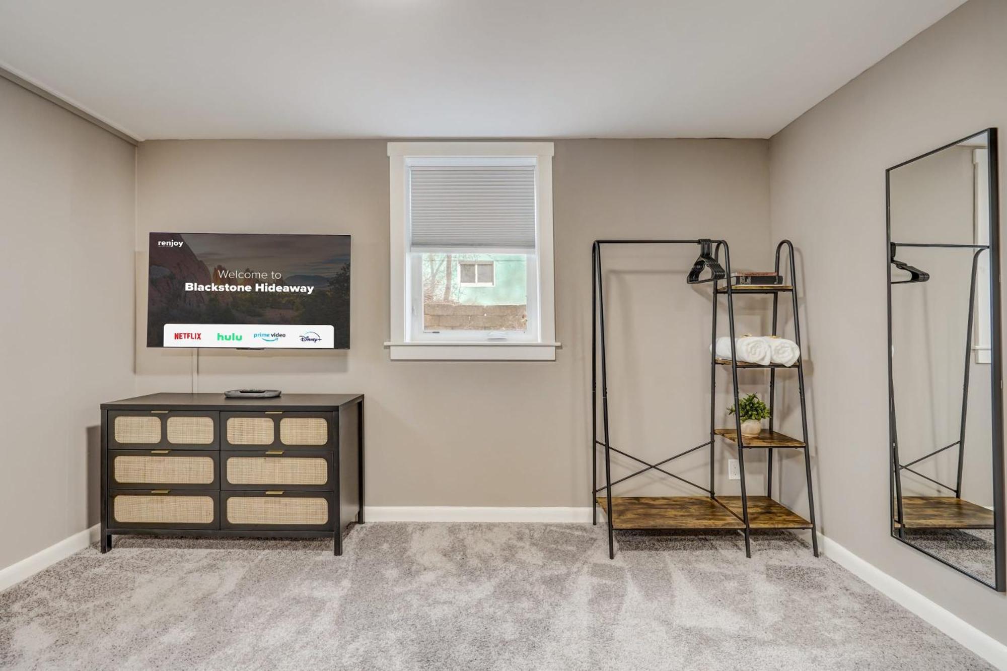 Blackstone Hideaway Downtown Lower-level Holiday home *