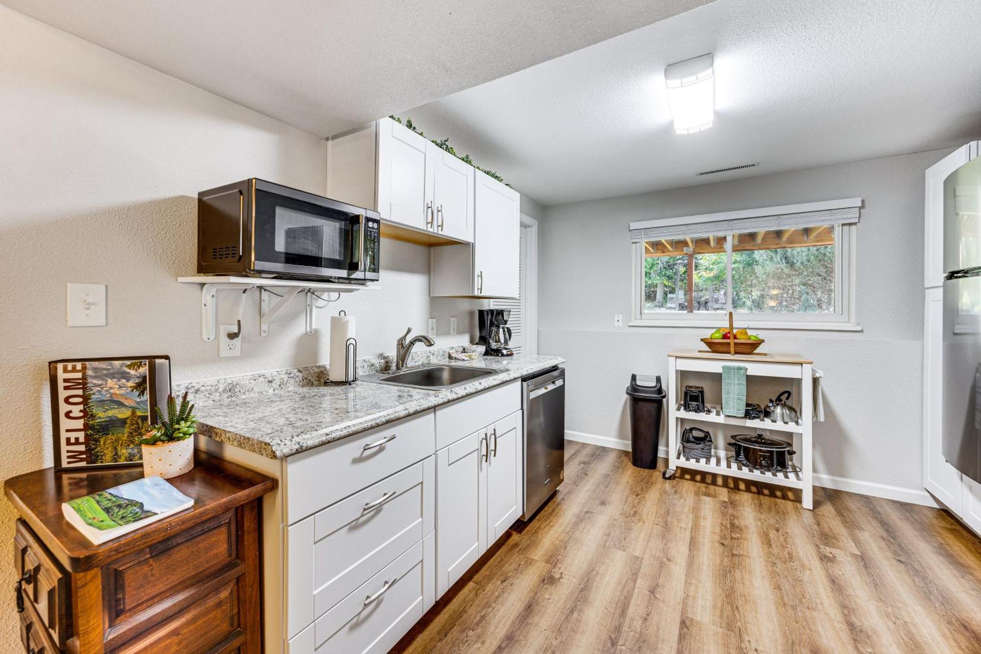 Hillside Place With Mountain Views About 8 Mi To Dtwn! *