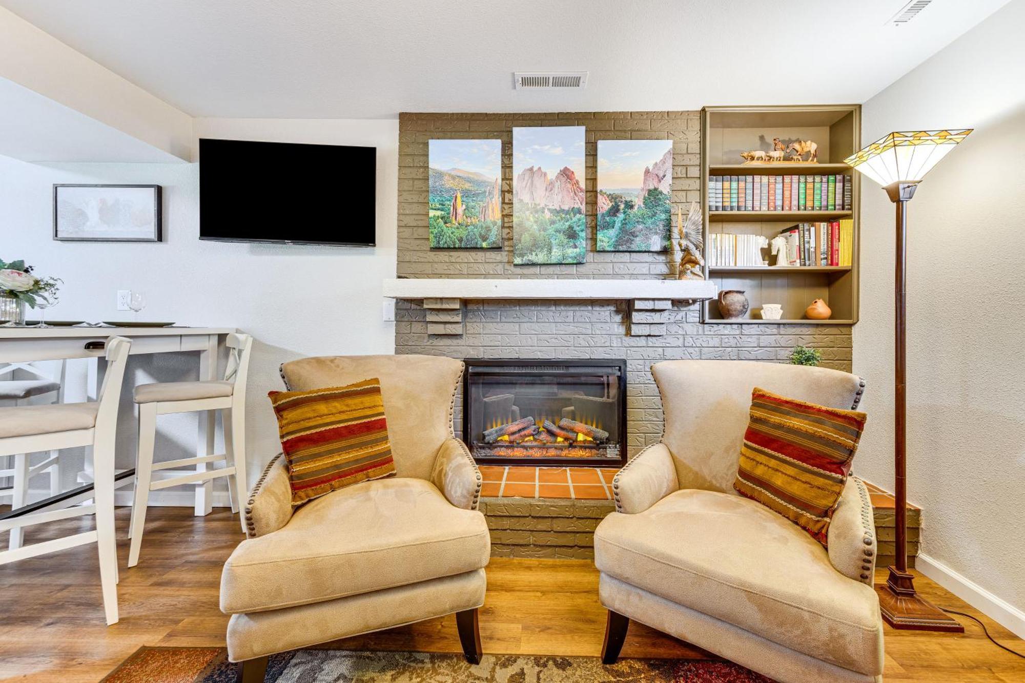 Hillside Place With Mountain Views About 8 Mi To Dtwn! Apartment *