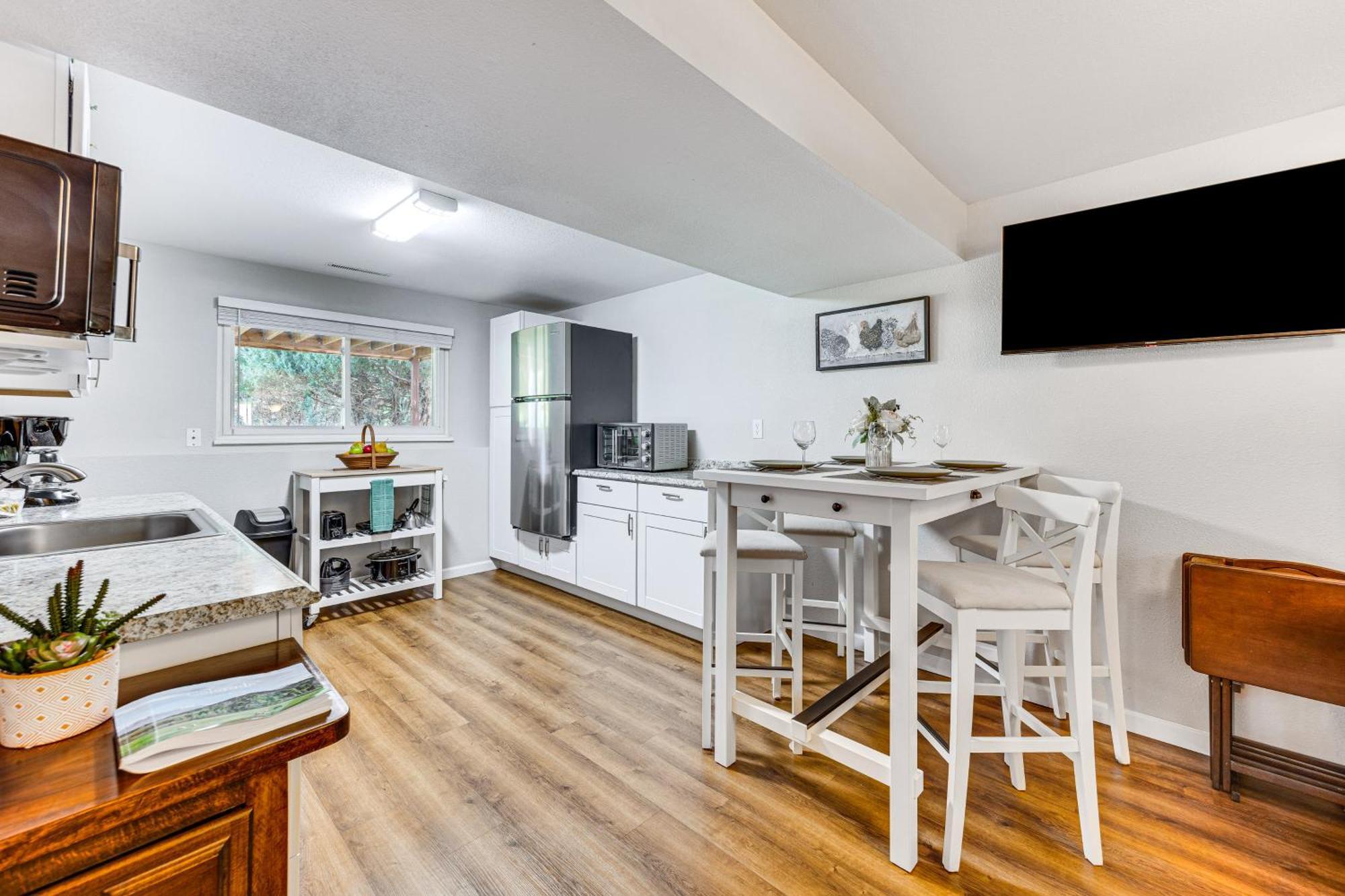 Hillside Place With Mountain Views About 8 Mi To Dtwn! Apartment