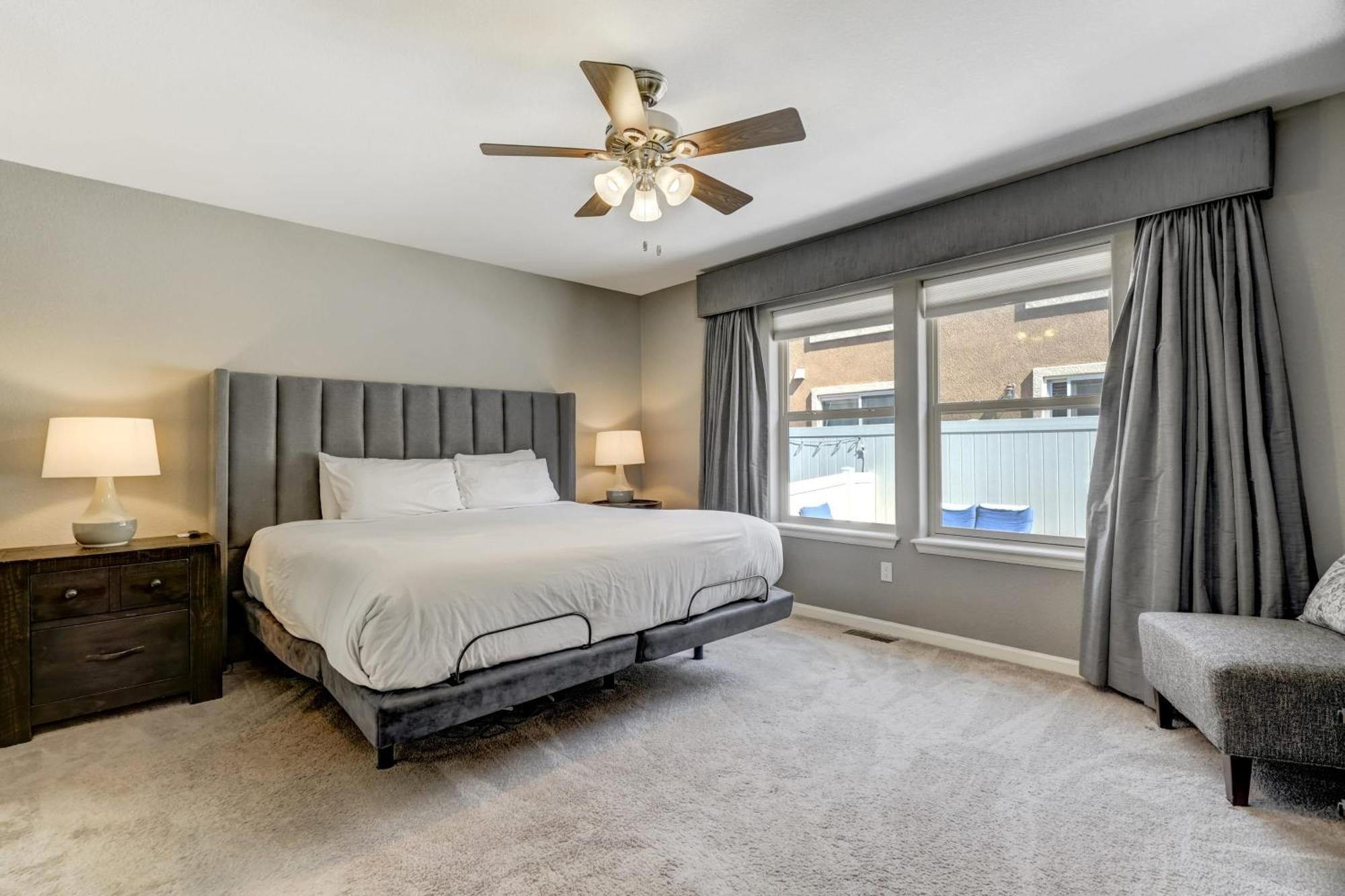 Holiday home 3bd Near Air Force Academy Movie Workspace And Grill
