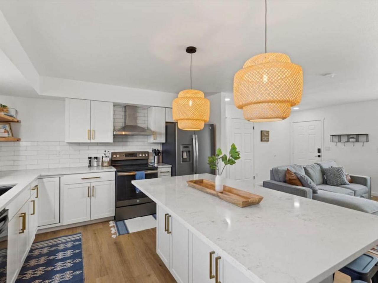 Mountain Views, Close To Attractions, Upper Unit Apartment
