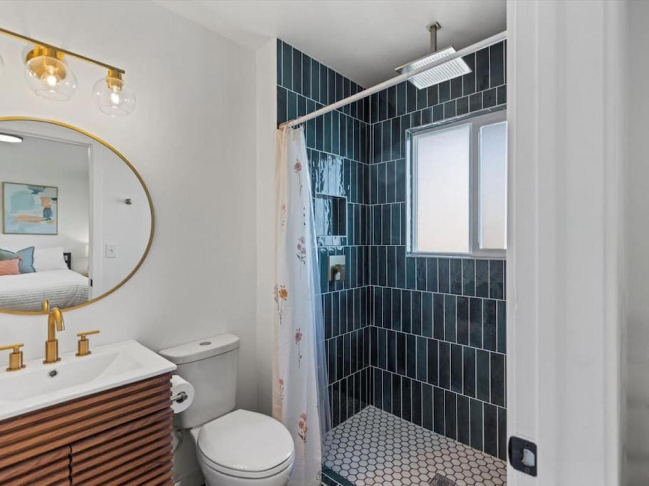 Mountain Views, Close To Attractions, Upper Unit Apartment *