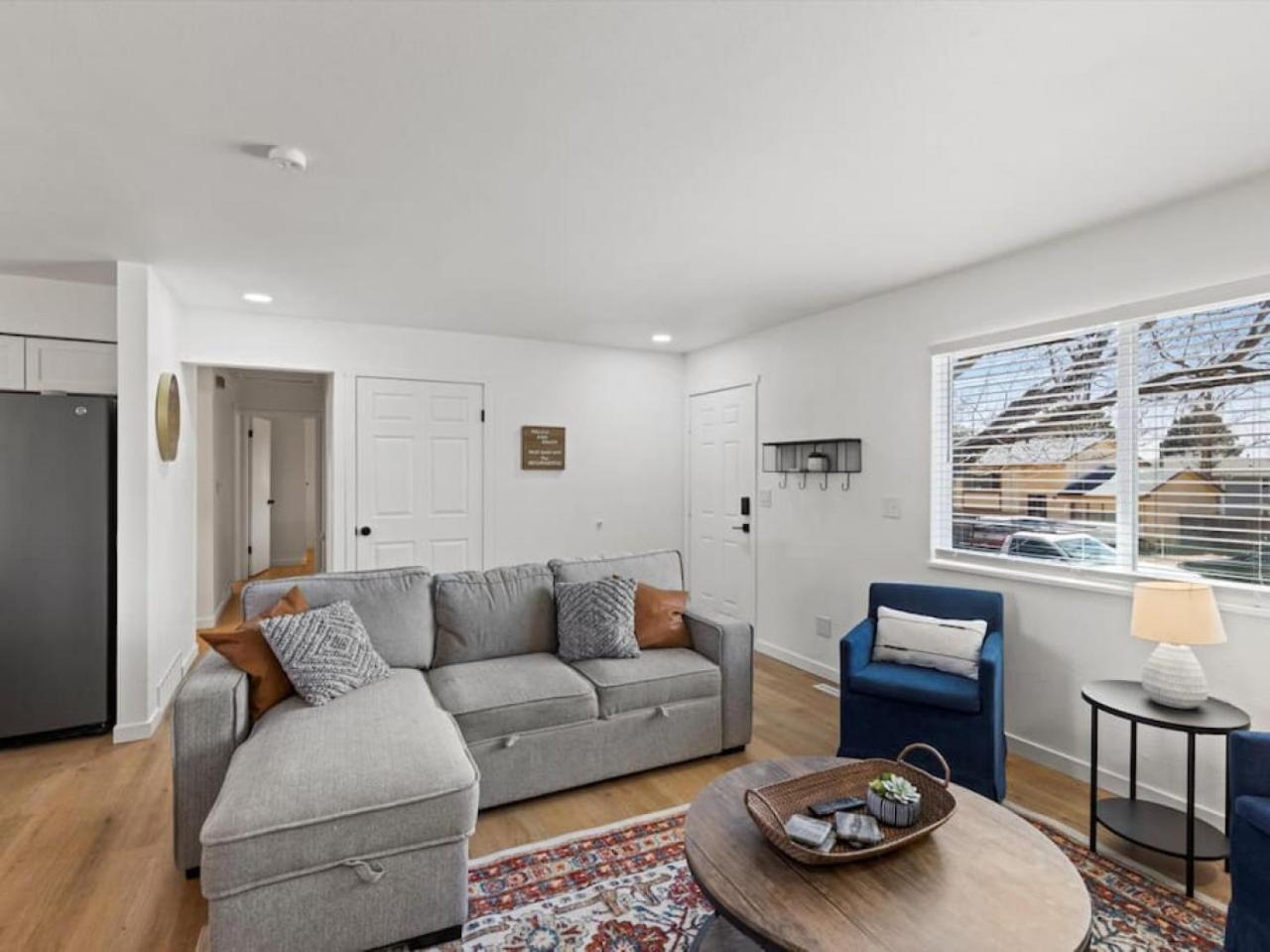 Mountain Views, Close To Attractions, Upper Unit Apartment